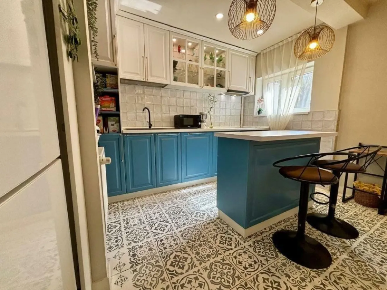 3 cam, Calea Victoriei, ultracentral - Apartament luminos de 3 camere cu 1 baie+1 grup sanitar, 87 mp utili, bucatarie complet utilata si mobilata, living si 2 dormitoare, renovat in 2021, amplasat intr-o locatie ultracentrala de top, pe Calea Victoriei, vizavi de Palatul Stirbei. Blocul Macul Rosu a fost construit in 1958, consolidat in 1978, insa se afla pe listele Primariei cu RS2. Scara este proaspat renovata, centrala de bloc noua 2024. 

Apartamentul se vinde nemobilat, exceptie facand bucataria utilata si mobilata.
Apartamentul mai dispune si de o boxa in proprietate de 4mp la subsol.

Va asteptam la vizionare!
