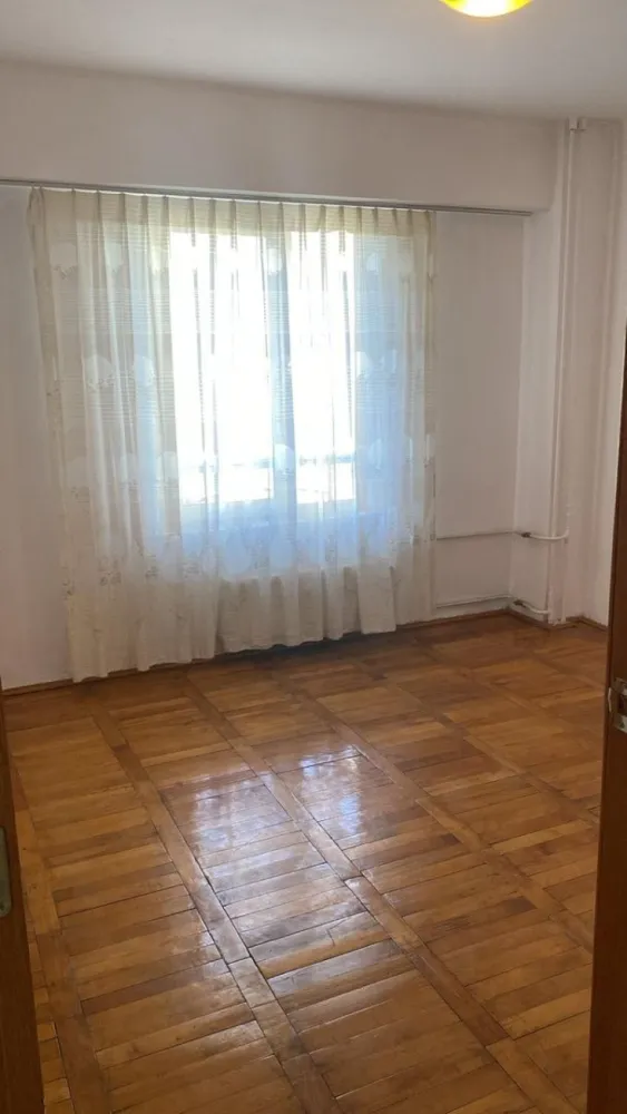 Apartament de vanzare 3 camere Bd Octavian Goga- zona Unirii - Spre vanzare apartament cu 3 camere decomandat, situat pe Bulevardul Octavian Goga, sector 3, București, cu o suprafață totală de 79,6 mp, etaj 4/7 (lift).
Apartamentul dispune de o baie şi un grup sanitar de serviciu, încălzire centrală, repartitoare şi apometre, aer condiționat, termopan, bucătărie super-echipată, gresie, faianță, parchet.
Certificat energetic clasa A (anexat), slab consum termic pe timp de iarnă, ușă metalică, interfon, vedere mixtă (ambele laturi ale imobilului).
Imobilul a fost finisat şi dat în folosință în anul 1991 şi este în curs de reabilitare termică, schelele fiind deja instalate, conform HCLS 3, nr. 422/30.08.2023 (anexată).
Disponibil imediat.
Pentru mai multe detalii şi vizionări: 07******** 072*****29