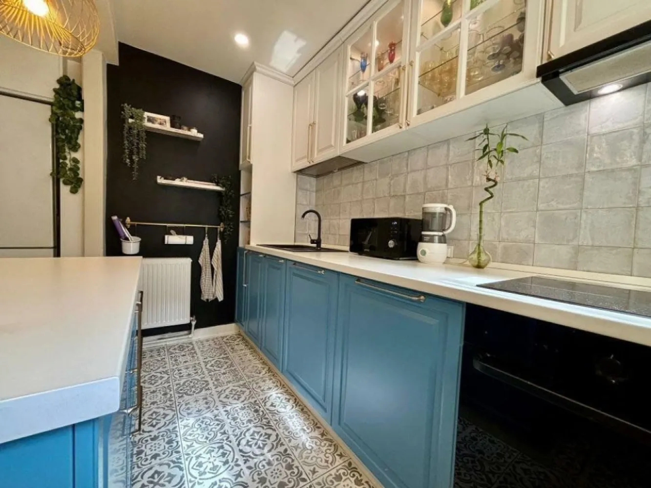 3 cam, Calea Victoriei, ultracentral - Apartament luminos de 3 camere cu 1 baie+1 grup sanitar, 87 mp utili, bucatarie complet utilata si mobilata, living si 2 dormitoare, renovat in 2021, amplasat intr-o locatie ultracentrala de top, pe Calea Victoriei, vizavi de Palatul Stirbei. Blocul Macul Rosu a fost construit in 1958, consolidat in 1978, insa se afla pe listele Primariei cu RS2. Scara este proaspat renovata, centrala de bloc noua 2024. 

Apartamentul se vinde nemobilat, exceptie facand bucataria utilata si mobilata.
Apartamentul mai dispune si de o boxa in proprietate de 4mp la subsol.

Va asteptam la vizionare!