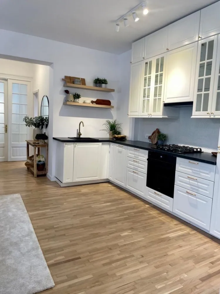 [PROPRIETAR] Apartament Central 3 camere zona Calea Calarasi - [PROPRIETAR] Apartamentul se afla in zona Calea Calarasi-Biserica Sfantul Stefan, la 10 minute de mers pe jos de Piata Unirii si 15 minute de Piata Universitatii, avand in apropiere statiile de metrou Piata Unirii si Piata Muncii. 
Este situat la etajul 2 al unei case interbelice (P+2+M) si are o suprafata de 83 mp utili. Apartamentul este compus din living şi bucatarie open space, dining si spatiu pentru birou, 2 dormitoare, 1 dressing, 2 bai si 1 balcon. 
A fost renovat complet in acest an cu dotari premium, si dispune de instalatie sanitara si electrica noua, parchet din stejar masiv, geamuri termopan si masina de spalat rufe. 
Încălzirea se face prin centrala proprie. Bucataria este complet utilata si dispune de frigider, plita, cuptor, masina de spălat vase şi hota (Samsung/Whirlpool). 
Baile sunt complet utilate si finisate cu materiale premium (travertin si piatra naturala), una dintre ele este prevazuta cu dus walk in iar cealalta este prevazuta cu cada. 
Apartamentul dispune de o boxa la subsol si de o curte interioara comuna care este împărţită cu cele 3 apartamente din cladire. 
Cladirea are parte de imbunatatiri aduse cum ar fi: acoperis nou schimbat in 2022, ambele scari renovate cu geamuri termopan. 
Constructia este din anul 1936, fara Risc sau Urgenta. 
Apartamentul se vinde complet mobilat.