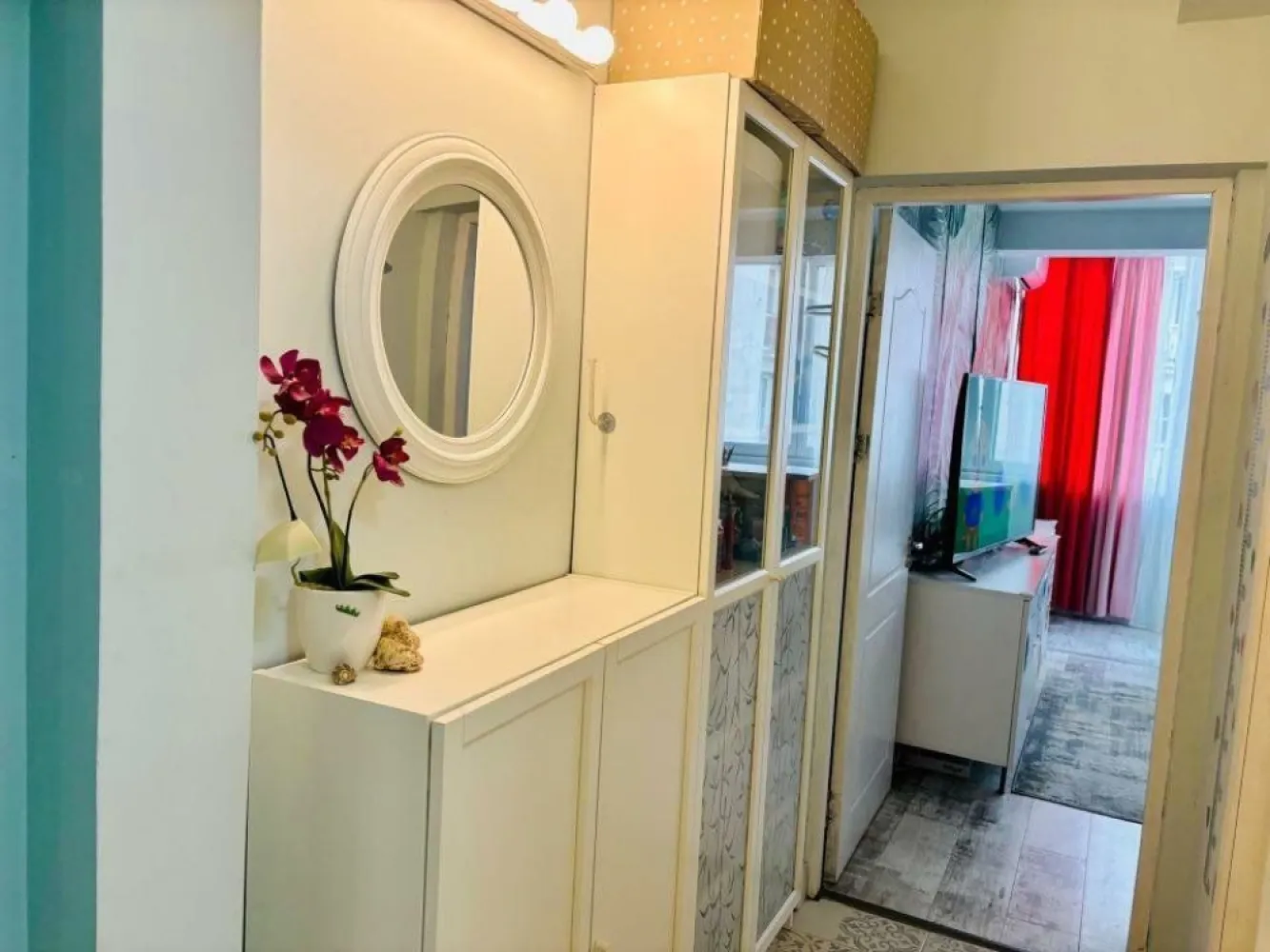 3 cam, Calea Victoriei, ultracentral - Apartament luminos de 3 camere cu 1 baie+1 grup sanitar, 87 mp utili, bucatarie complet utilata si mobilata, living si 2 dormitoare, renovat in 2021, amplasat intr-o locatie ultracentrala de top, pe Calea Victoriei, vizavi de Palatul Stirbei. Blocul Macul Rosu a fost construit in 1958, consolidat in 1978, insa se afla pe listele Primariei cu RS2. Scara este proaspat renovata, centrala de bloc noua 2024. 

Apartamentul se vinde nemobilat, exceptie facand bucataria utilata si mobilata.
Apartamentul mai dispune si de o boxa in proprietate de 4mp la subsol.

Va asteptam la vizionare!