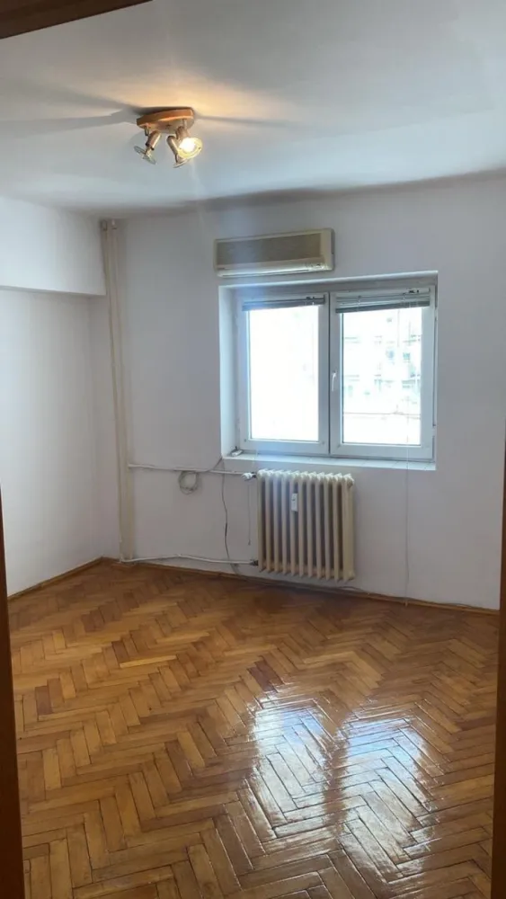 Apartament de vanzare 3 camere Bd Octavian Goga- zona Unirii - Spre vanzare apartament cu 3 camere decomandat, situat pe Bulevardul Octavian Goga, sector 3, București, cu o suprafață totală de 79,6 mp, etaj 4/7 (lift).
Apartamentul dispune de o baie şi un grup sanitar de serviciu, încălzire centrală, repartitoare şi apometre, aer condiționat, termopan, bucătărie super-echipată, gresie, faianță, parchet.
Certificat energetic clasa A (anexat), slab consum termic pe timp de iarnă, ușă metalică, interfon, vedere mixtă (ambele laturi ale imobilului).
Imobilul a fost finisat şi dat în folosință în anul 1991 şi este în curs de reabilitare termică, schelele fiind deja instalate, conform HCLS 3, nr. 422/30.08.2023 (anexată).
Disponibil imediat.
Pentru mai multe detalii şi vizionări: 07******** 072*****29