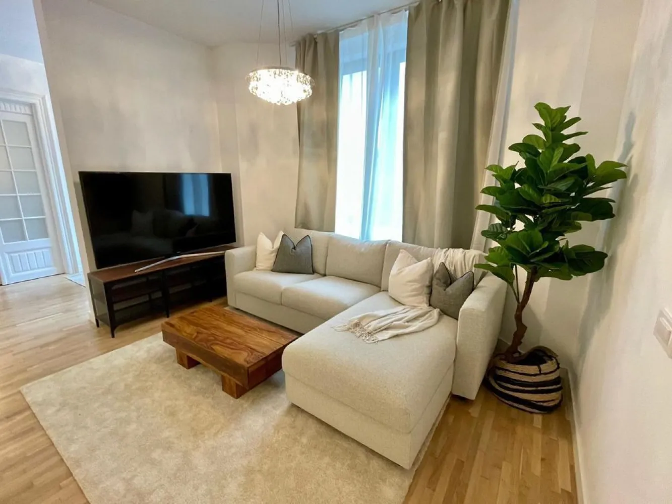 [PROPRIETAR] Apartament Central 3 camere zona Calea Calarasi - [PROPRIETAR] Apartamentul se afla in zona Calea Calarasi-Biserica Sfantul Stefan, la 10 minute de mers pe jos de Piata Unirii si 15 minute de Piata Universitatii, avand in apropiere statiile de metrou Piata Unirii si Piata Muncii. 
Este situat la etajul 2 al unei case interbelice (P+2+M) si are o suprafata de 83 mp utili. Apartamentul este compus din living şi bucatarie open space, dining si spatiu pentru birou, 2 dormitoare, 1 dressing, 2 bai si 1 balcon. 
A fost renovat complet in acest an cu dotari premium, si dispune de instalatie sanitara si electrica noua, parchet din stejar masiv, geamuri termopan si masina de spalat rufe. 
Încălzirea se face prin centrala proprie. Bucataria este complet utilata si dispune de frigider, plita, cuptor, masina de spălat vase şi hota (Samsung/Whirlpool). 
Baile sunt complet utilate si finisate cu materiale premium (travertin si piatra naturala), una dintre ele este prevazuta cu dus walk in iar cealalta este prevazuta cu cada. 
Apartamentul dispune de o boxa la subsol si de o curte interioara comuna care este împărţită cu cele 3 apartamente din cladire. 
Cladirea are parte de imbunatatiri aduse cum ar fi: acoperis nou schimbat in 2022, ambele scari renovate cu geamuri termopan. 
Constructia este din anul 1936, fara Risc sau Urgenta. 
Apartamentul se vinde complet mobilat.