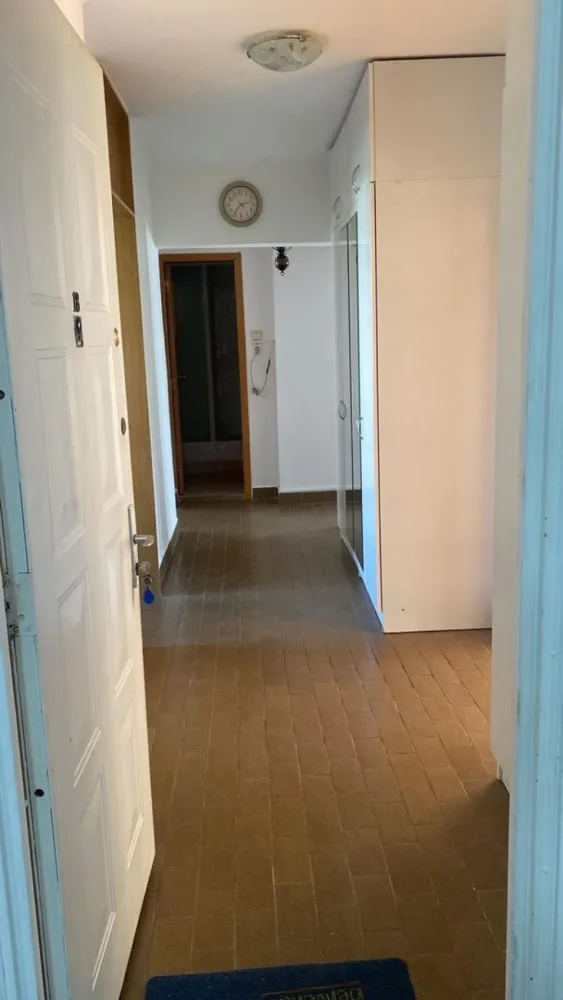 Apartament de vanzare 3 camere Bd Octavian Goga- zona Unirii - Spre vanzare apartament cu 3 camere decomandat, situat pe Bulevardul Octavian Goga, sector 3, București, cu o suprafață totală de 79,6 mp, etaj 4/7 (lift).
Apartamentul dispune de o baie şi un grup sanitar de serviciu, încălzire centrală, repartitoare şi apometre, aer condiționat, termopan, bucătărie super-echipată, gresie, faianță, parchet.
Certificat energetic clasa A (anexat), slab consum termic pe timp de iarnă, ușă metalică, interfon, vedere mixtă (ambele laturi ale imobilului).
Imobilul a fost finisat şi dat în folosință în anul 1991 şi este în curs de reabilitare termică, schelele fiind deja instalate, conform HCLS 3, nr. 422/30.08.2023 (anexată).
Disponibil imediat.
Pentru mai multe detalii şi vizionări: 07******** 072*****29