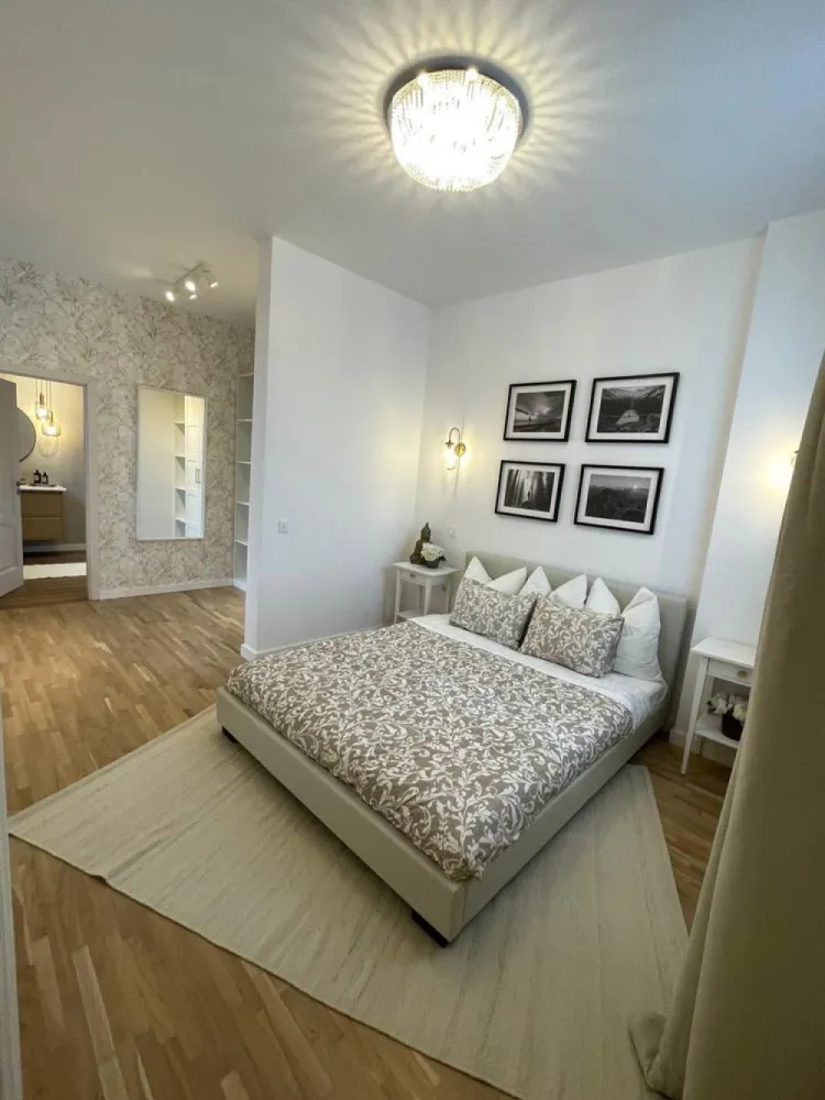 [PROPRIETAR] Apartament Central 3 camere zona Calea Calarasi - [PROPRIETAR] Apartamentul se afla in zona Calea Calarasi-Biserica Sfantul Stefan, la 10 minute de mers pe jos de Piata Unirii si 15 minute de Piata Universitatii, avand in apropiere statiile de metrou Piata Unirii si Piata Muncii. 
Este situat la etajul 2 al unei case interbelice (P+2+M) si are o suprafata de 83 mp utili. Apartamentul este compus din living şi bucatarie open space, dining si spatiu pentru birou, 2 dormitoare, 1 dressing, 2 bai si 1 balcon. 
A fost renovat complet in acest an cu dotari premium, si dispune de instalatie sanitara si electrica noua, parchet din stejar masiv, geamuri termopan si masina de spalat rufe. 
Încălzirea se face prin centrala proprie. Bucataria este complet utilata si dispune de frigider, plita, cuptor, masina de spălat vase şi hota (Samsung/Whirlpool). 
Baile sunt complet utilate si finisate cu materiale premium (travertin si piatra naturala), una dintre ele este prevazuta cu dus walk in iar cealalta este prevazuta cu cada. 
Apartamentul dispune de o boxa la subsol si de o curte interioara comuna care este împărţită cu cele 3 apartamente din cladire. 
Cladirea are parte de imbunatatiri aduse cum ar fi: acoperis nou schimbat in 2022, ambele scari renovate cu geamuri termopan. 
Constructia este din anul 1936, fara Risc sau Urgenta. 
Apartamentul se vinde complet mobilat.