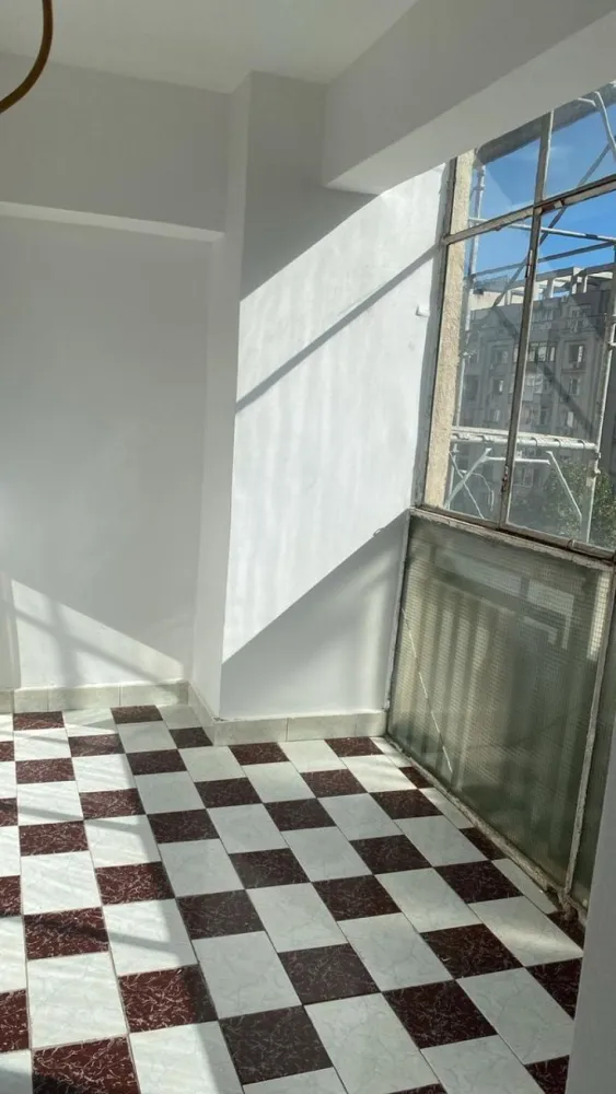 Apartament de vanzare 3 camere Bd Octavian Goga- zona Unirii - Spre vanzare apartament cu 3 camere decomandat, situat pe Bulevardul Octavian Goga, sector 3, București, cu o suprafață totală de 79,6 mp, etaj 4/7 (lift).
Apartamentul dispune de o baie şi un grup sanitar de serviciu, încălzire centrală, repartitoare şi apometre, aer condiționat, termopan, bucătărie super-echipată, gresie, faianță, parchet.
Certificat energetic clasa A (anexat), slab consum termic pe timp de iarnă, ușă metalică, interfon, vedere mixtă (ambele laturi ale imobilului).
Imobilul a fost finisat şi dat în folosință în anul 1991 şi este în curs de reabilitare termică, schelele fiind deja instalate, conform HCLS 3, nr. 422/30.08.2023 (anexată).
Disponibil imediat.
Pentru mai multe detalii şi vizionări: 07******** 072*****29