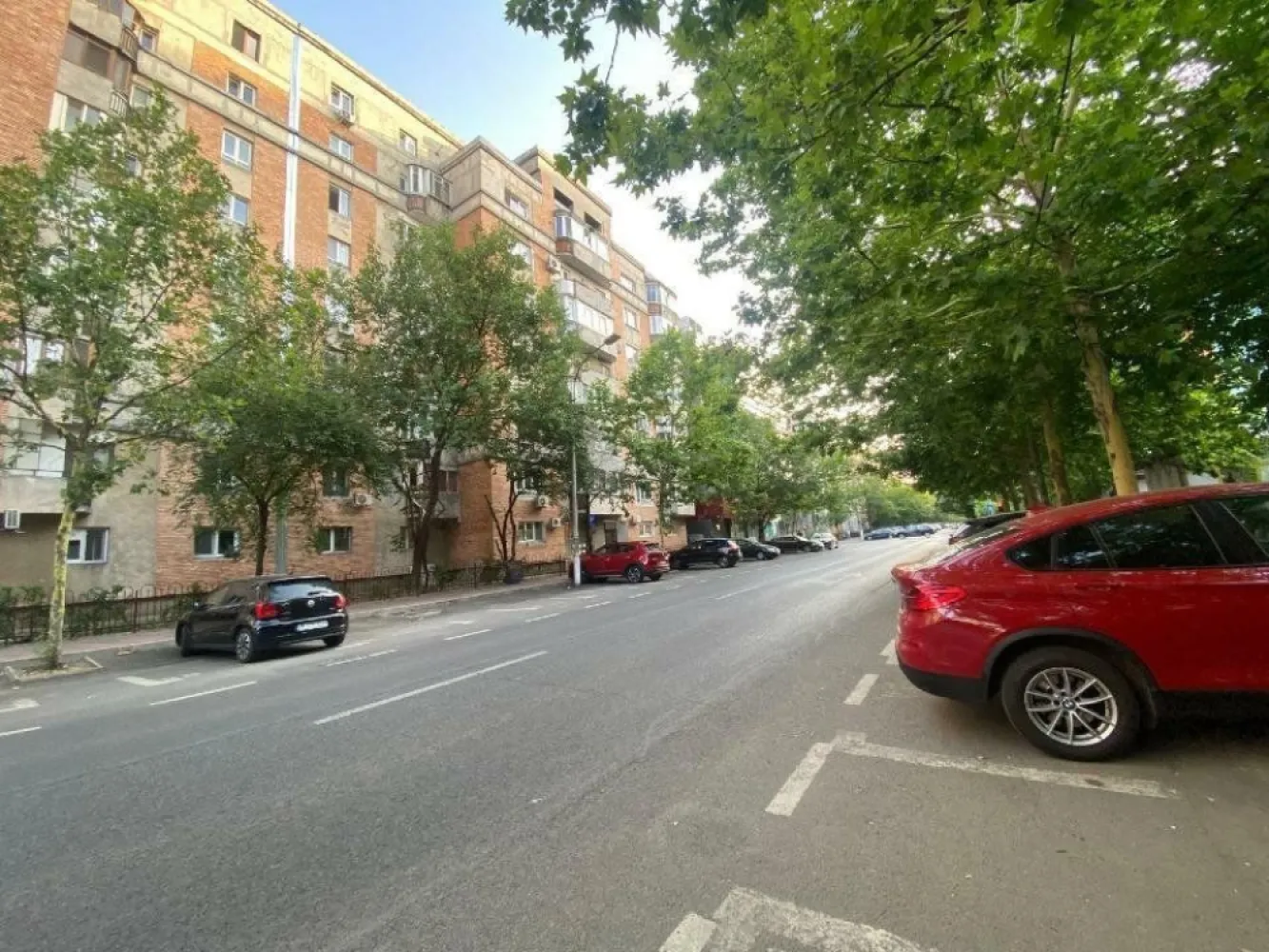 Apartament 3 camere Matei Basarab - centrala proprie - direct proprietar
- se vinde complet mobilat si utilat;
- suprafata totala 78mp, din care suprafata utila de 73,84 impartita astfel living 24,39mp, bucatarie 7,82, dormitor 1 - 12.36mp, dormitor 2 - 11,22mp, hol 10,16mp, baie 1 - 3,92mp, baie 2 - 1,95mp, camara 2,21mp, balcon 1 - 1,52mp, balcon 2 - 3,92mp;
- urmeaza sa intre in reabilitare termica;
- schimbate in cadrul reabilitarii geamurile living + dormitor (cu geamuri tripane - martie 2024);
- urmeaza a fi schimbate si cele 2 balcoane cu acelasi tip de geam tot in cadrul reabilitarii;
- centrala pe gaz Veissmann montata in 2021, proiect realizat cu firma autorizata;
- 2 balcoane cu vedere atat in fata cat si in spatele blocului;
- 2 aparate de aer conditionat bucatarie si living;
- posibilitate achizitionare loc de parcare de la primaria s3 nominal (spatele blocului) sau nenominal (fata blocului);
