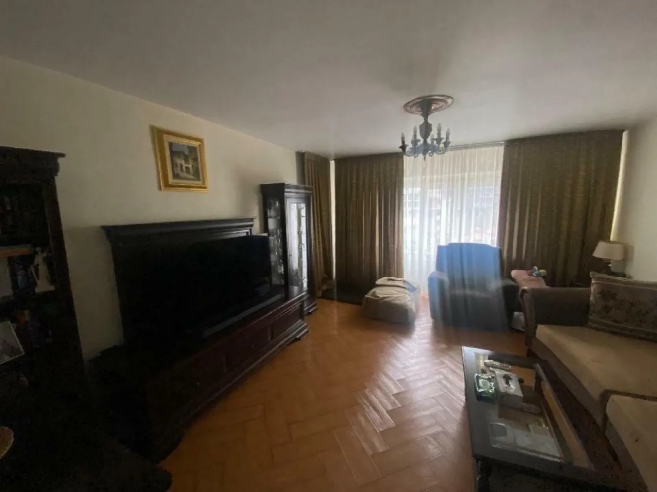 Apartament 3 camere Matei Basarab - centrala proprie - direct proprietar
- se vinde complet mobilat si utilat;
- suprafata totala 78mp, din care suprafata utila de 73,84 impartita astfel living 24,39mp, bucatarie 7,82, dormitor 1 - 12.36mp, dormitor 2 - 11,22mp, hol 10,16mp, baie 1 - 3,92mp, baie 2 - 1,95mp, camara 2,21mp, balcon 1 - 1,52mp, balcon 2 - 3,92mp;
- urmeaza sa intre in reabilitare termica;
- schimbate in cadrul reabilitarii geamurile living + dormitor (cu geamuri tripane - martie 2024);
- urmeaza a fi schimbate si cele 2 balcoane cu acelasi tip de geam tot in cadrul reabilitarii;
- centrala pe gaz Veissmann montata in 2021, proiect realizat cu firma autorizata;
- 2 balcoane cu vedere atat in fata cat si in spatele blocului;
- 2 aparate de aer conditionat bucatarie si living;
- posibilitate achizitionare loc de parcare de la primaria s3 nominal (spatele blocului) sau nenominal (fata blocului);