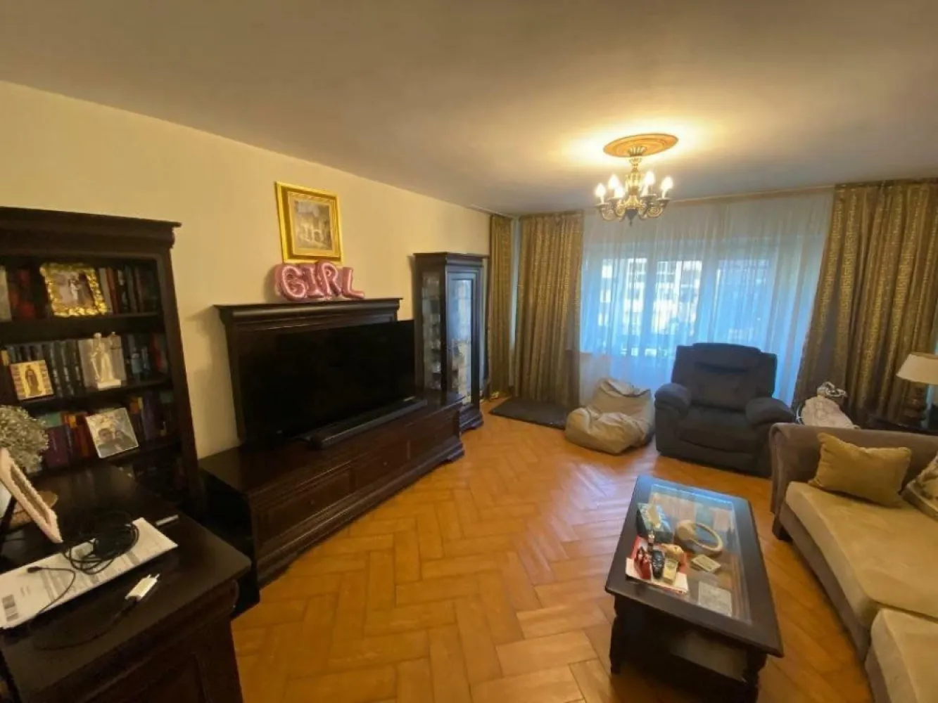 Apartament 3 camere Matei Basarab - centrala proprie - direct proprietar
- se vinde complet mobilat si utilat;
- suprafata totala 78mp, din care suprafata utila de 73,84 impartita astfel living 24,39mp, bucatarie 7,82, dormitor 1 - 12.36mp, dormitor 2 - 11,22mp, hol 10,16mp, baie 1 - 3,92mp, baie 2 - 1,95mp, camara 2,21mp, balcon 1 - 1,52mp, balcon 2 - 3,92mp;
- urmeaza sa intre in reabilitare termica;
- schimbate in cadrul reabilitarii geamurile living + dormitor (cu geamuri tripane - martie 2024);
- urmeaza a fi schimbate si cele 2 balcoane cu acelasi tip de geam tot in cadrul reabilitarii;
- centrala pe gaz Veissmann montata in 2021, proiect realizat cu firma autorizata;
- 2 balcoane cu vedere atat in fata cat si in spatele blocului;
- 2 aparate de aer conditionat bucatarie si living;
- posibilitate achizitionare loc de parcare de la primaria s3 nominal (spatele blocului) sau nenominal (fata blocului);