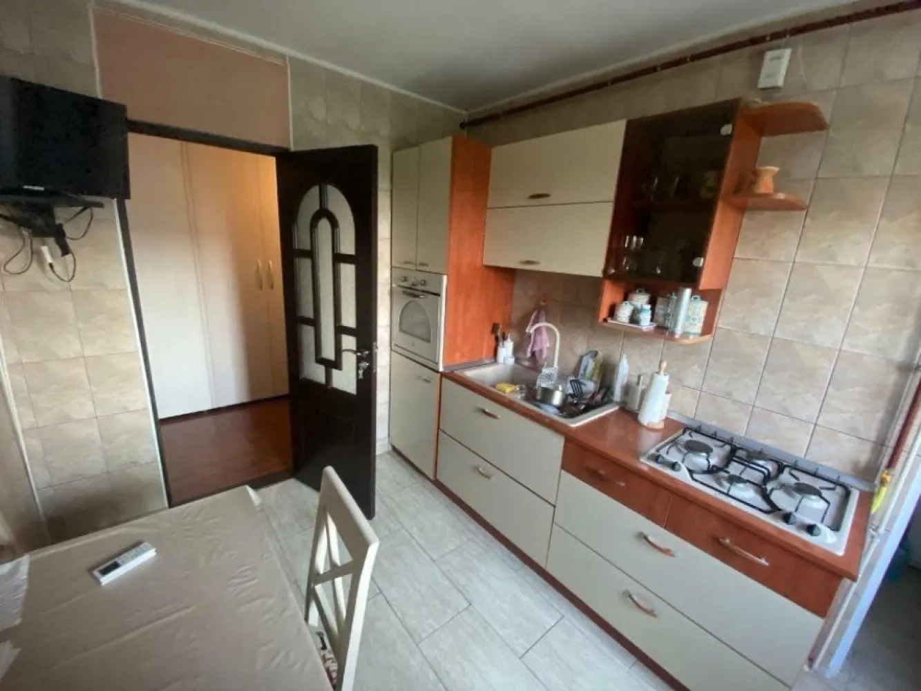 Apartament 3 camere Matei Basarab - centrala proprie - direct proprietar
- se vinde complet mobilat si utilat;
- suprafata totala 78mp, din care suprafata utila de 73,84 impartita astfel living 24,39mp, bucatarie 7,82, dormitor 1 - 12.36mp, dormitor 2 - 11,22mp, hol 10,16mp, baie 1 - 3,92mp, baie 2 - 1,95mp, camara 2,21mp, balcon 1 - 1,52mp, balcon 2 - 3,92mp;
- urmeaza sa intre in reabilitare termica;
- schimbate in cadrul reabilitarii geamurile living + dormitor (cu geamuri tripane - martie 2024);
- urmeaza a fi schimbate si cele 2 balcoane cu acelasi tip de geam tot in cadrul reabilitarii;
- centrala pe gaz Veissmann montata in 2021, proiect realizat cu firma autorizata;
- 2 balcoane cu vedere atat in fata cat si in spatele blocului;
- 2 aparate de aer conditionat bucatarie si living;
- posibilitate achizitionare loc de parcare de la primaria s3 nominal (spatele blocului) sau nenominal (fata blocului);