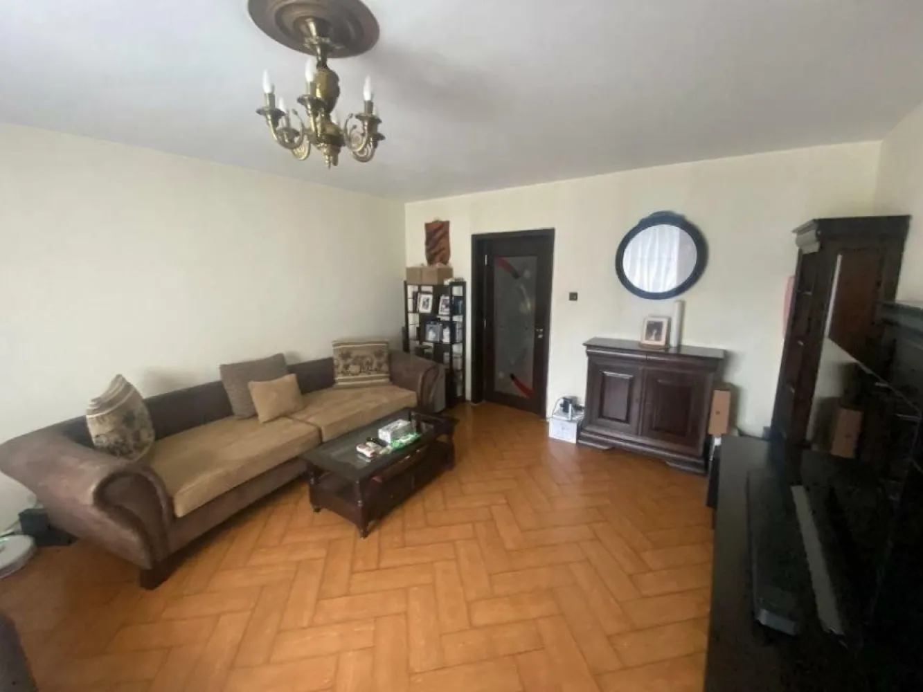 Apartament 3 camere Matei Basarab - centrala proprie - direct proprietar
- se vinde complet mobilat si utilat;
- suprafata totala 78mp, din care suprafata utila de 73,84 impartita astfel living 24,39mp, bucatarie 7,82, dormitor 1 - 12.36mp, dormitor 2 - 11,22mp, hol 10,16mp, baie 1 - 3,92mp, baie 2 - 1,95mp, camara 2,21mp, balcon 1 - 1,52mp, balcon 2 - 3,92mp;
- urmeaza sa intre in reabilitare termica;
- schimbate in cadrul reabilitarii geamurile living + dormitor (cu geamuri tripane - martie 2024);
- urmeaza a fi schimbate si cele 2 balcoane cu acelasi tip de geam tot in cadrul reabilitarii;
- centrala pe gaz Veissmann montata in 2021, proiect realizat cu firma autorizata;
- 2 balcoane cu vedere atat in fata cat si in spatele blocului;
- 2 aparate de aer conditionat bucatarie si living;
- posibilitate achizitionare loc de parcare de la primaria s3 nominal (spatele blocului) sau nenominal (fata blocului);
