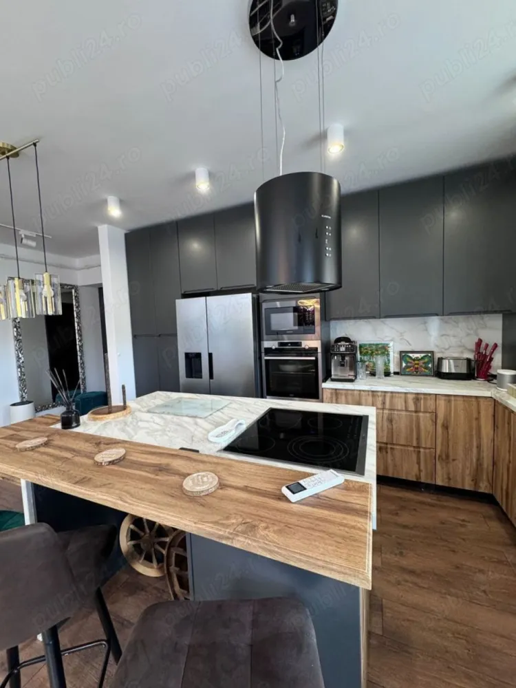 3 Camere cu 2 locuri de parcare (Negociabil) - Proprietar - Vând apartament de 3 camere, spațios, cu compartimentare inteligentă și două locuri de parcare, dintre care unul este echipat cu sistem Klaus . Proprietatea cuprinde două holuri, unul la intrare și unul principal. Ambele băi beneficiază de finisaje premium. Mobilierul, special conceput, creează o armonie între natură și designul interior. Apartamentul este dotat cu centrală termică proprie, aparat de aer condiționat și electrocasnice AEG de ultimă generație, încă sub garanție. Localizat în zona București Noi - Șoseaua Chitilei 23, asigură acces ușor la stația de metrou Jiului, la aproximativ 5 minute distanță, la supermarketuri precum Kaufland, Penny și Mega Image, la piață, școli, grădinițe, parcurile Basilescu și Herăstrău, mall-urile Colosseum și Băneasa, Aeroportul Otopeni, și la arterele principale către Autostrada Soarelui și Autostrada București-Ploiești.