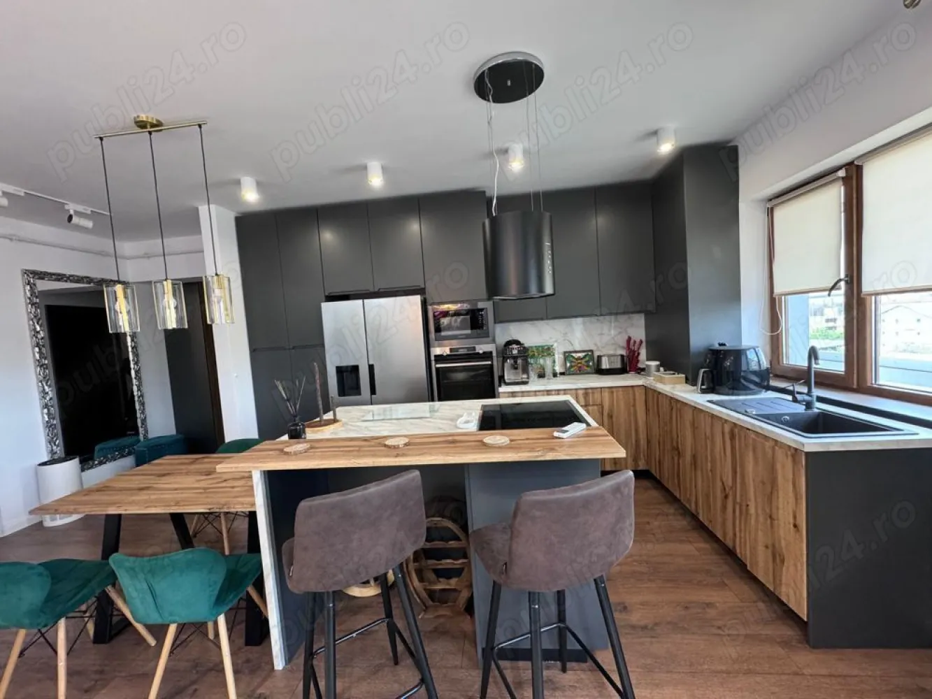 3 Camere cu 2 locuri de parcare (Negociabil) - Proprietar - Vând apartament de 3 camere, spațios, cu compartimentare inteligentă și două locuri de parcare, dintre care unul este echipat cu sistem Klaus . Proprietatea cuprinde două holuri, unul la intrare și unul principal. Ambele băi beneficiază de finisaje premium. Mobilierul, special conceput, creează o armonie între natură și designul interior. Apartamentul este dotat cu centrală termică proprie, aparat de aer condiționat și electrocasnice AEG de ultimă generație, încă sub garanție. Localizat în zona București Noi - Șoseaua Chitilei 23, asigură acces ușor la stația de metrou Jiului, la aproximativ 5 minute distanță, la supermarketuri precum Kaufland, Penny și Mega Image, la piață, școli, grădinițe, parcurile Basilescu și Herăstrău, mall-urile Colosseum și Băneasa, Aeroportul Otopeni, și la arterele principale către Autostrada Soarelui și Autostrada București-Ploiești.