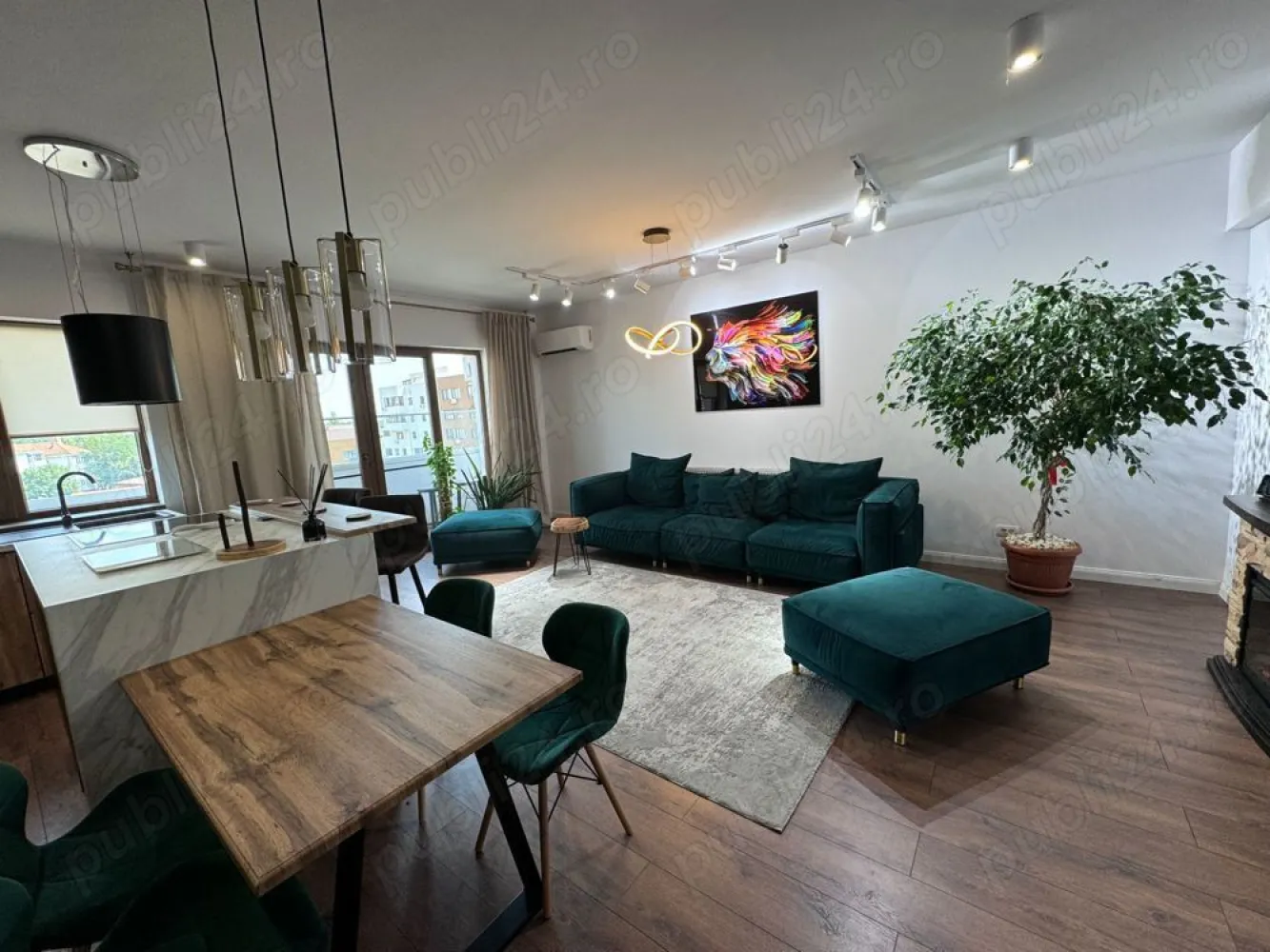 3 Camere cu 2 locuri de parcare (Negociabil) - Proprietar - Vând apartament de 3 camere, spațios, cu compartimentare inteligentă și două locuri de parcare, dintre care unul este echipat cu sistem Klaus . Proprietatea cuprinde două holuri, unul la intrare și unul principal. Ambele băi beneficiază de finisaje premium. Mobilierul, special conceput, creează o armonie între natură și designul interior. Apartamentul este dotat cu centrală termică proprie, aparat de aer condiționat și electrocasnice AEG de ultimă generație, încă sub garanție. Localizat în zona București Noi - Șoseaua Chitilei 23, asigură acces ușor la stația de metrou Jiului, la aproximativ 5 minute distanță, la supermarketuri precum Kaufland, Penny și Mega Image, la piață, școli, grădinițe, parcurile Basilescu și Herăstrău, mall-urile Colosseum și Băneasa, Aeroportul Otopeni, și la arterele principale către Autostrada Soarelui și Autostrada București-Ploiești.
