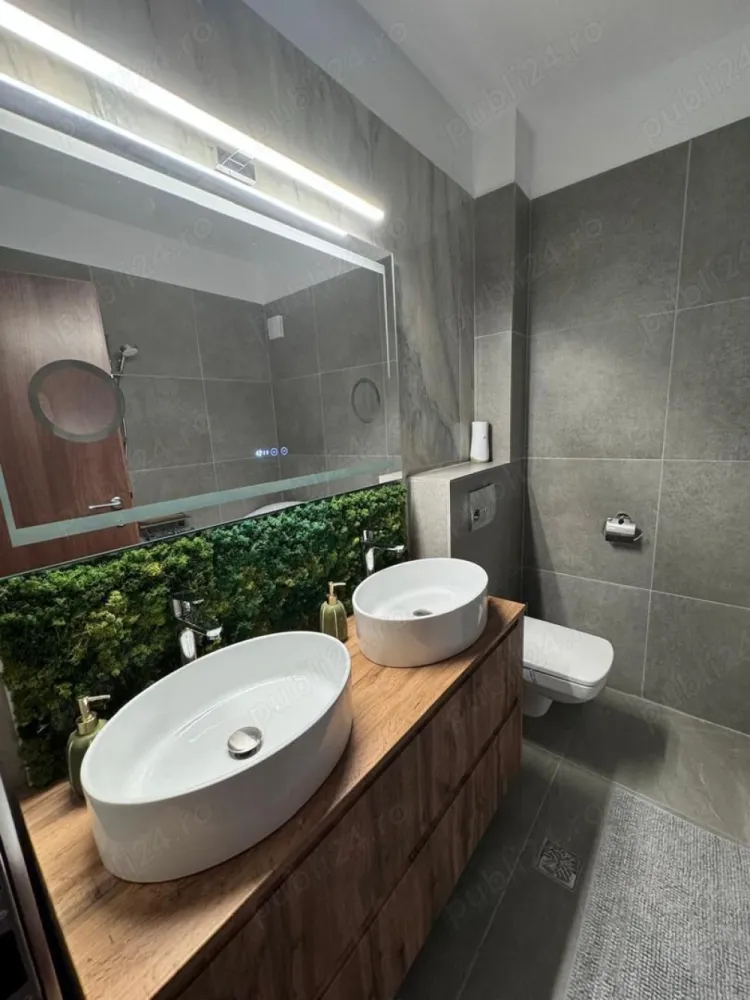 3 Camere cu 2 locuri de parcare (Negociabil) - Proprietar - Vând apartament de 3 camere, spațios, cu compartimentare inteligentă și două locuri de parcare, dintre care unul este echipat cu sistem Klaus . Proprietatea cuprinde două holuri, unul la intrare și unul principal. Ambele băi beneficiază de finisaje premium. Mobilierul, special conceput, creează o armonie între natură și designul interior. Apartamentul este dotat cu centrală termică proprie, aparat de aer condiționat și electrocasnice AEG de ultimă generație, încă sub garanție. Localizat în zona București Noi - Șoseaua Chitilei 23, asigură acces ușor la stația de metrou Jiului, la aproximativ 5 minute distanță, la supermarketuri precum Kaufland, Penny și Mega Image, la piață, școli, grădinițe, parcurile Basilescu și Herăstrău, mall-urile Colosseum și Băneasa, Aeroportul Otopeni, și la arterele principale către Autostrada Soarelui și Autostrada București-Ploiești.