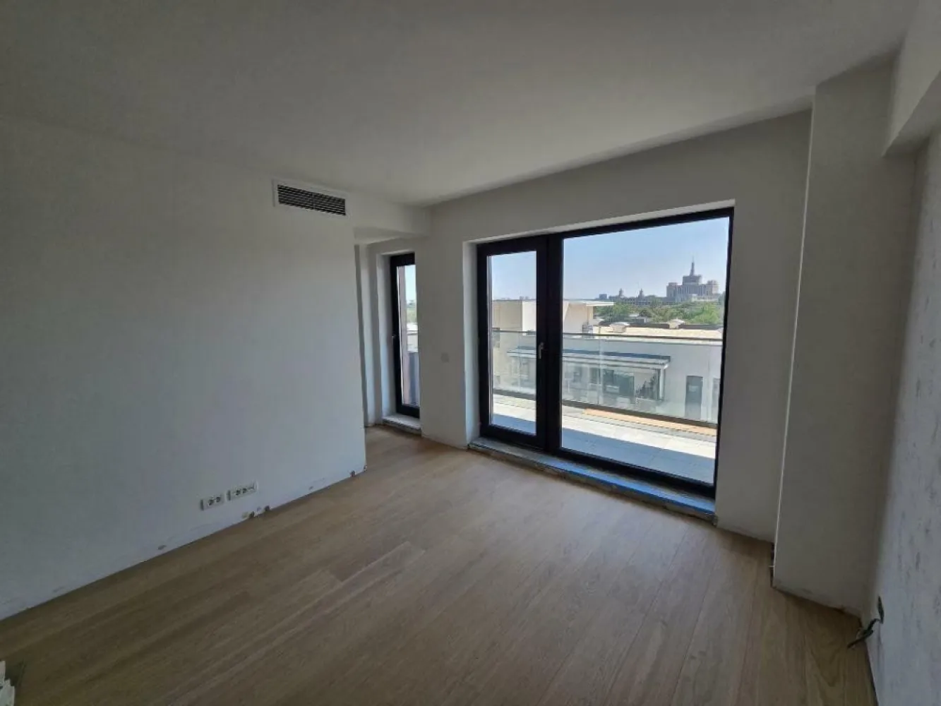 Apartament 3 camere | 93mp | Level Apartments | Etaj 6/7 | Parcare Klaus - Apartament 3 camere situat in ansamblul Level Apartments 2.
Suprafata utila este de 93mp, cu o terasa de 9mp.
2 dormitoare
2 bai (una matrimoniala)
Incalzire in pardoseala
Sistem aer conditionat tip duct Hisense
Centrala de bloc
Loc parcare Klaus acoperit in parcarea supraterana
Fatada ventilata
Tamplarie tripan

Finisajele intregului apartament au fost refăcute dupa achizitie cu materiale premium (parchet triplustratificat, usi, microciment, lavabila, etc.)