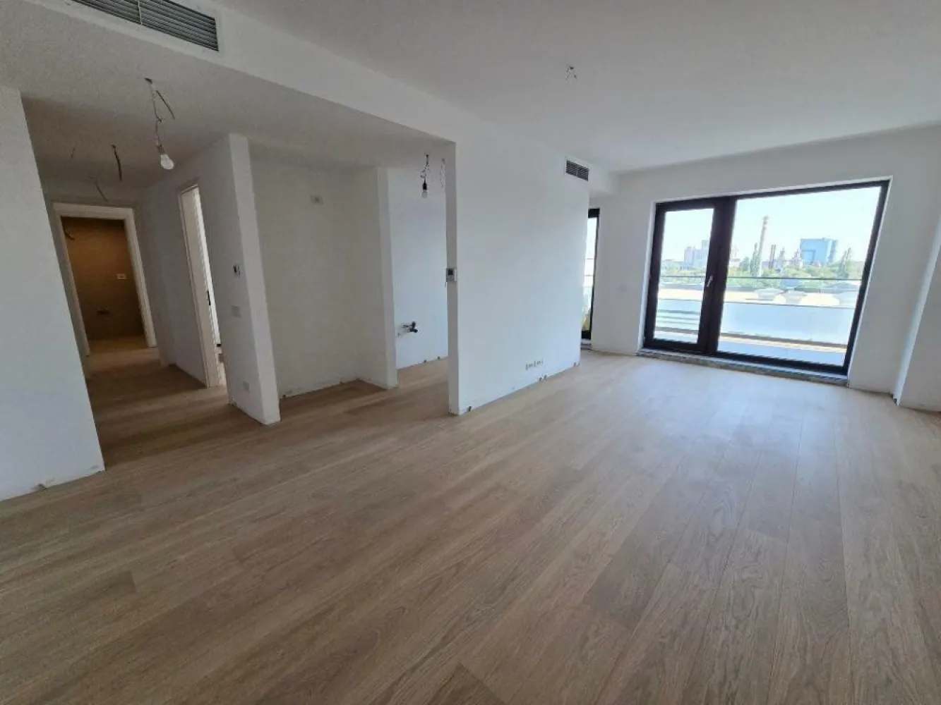 Apartament 3 camere | 93mp | Level Apartments | Etaj 6/7 | Parcare Klaus - Apartament 3 camere situat in ansamblul Level Apartments 2.
Suprafata utila este de 93mp, cu o terasa de 9mp.
2 dormitoare
2 bai (una matrimoniala)
Incalzire in pardoseala
Sistem aer conditionat tip duct Hisense
Centrala de bloc
Loc parcare Klaus acoperit in parcarea supraterana
Fatada ventilata
Tamplarie tripan

Finisajele intregului apartament au fost refăcute dupa achizitie cu materiale premium (parchet triplustratificat, usi, microciment, lavabila, etc.)