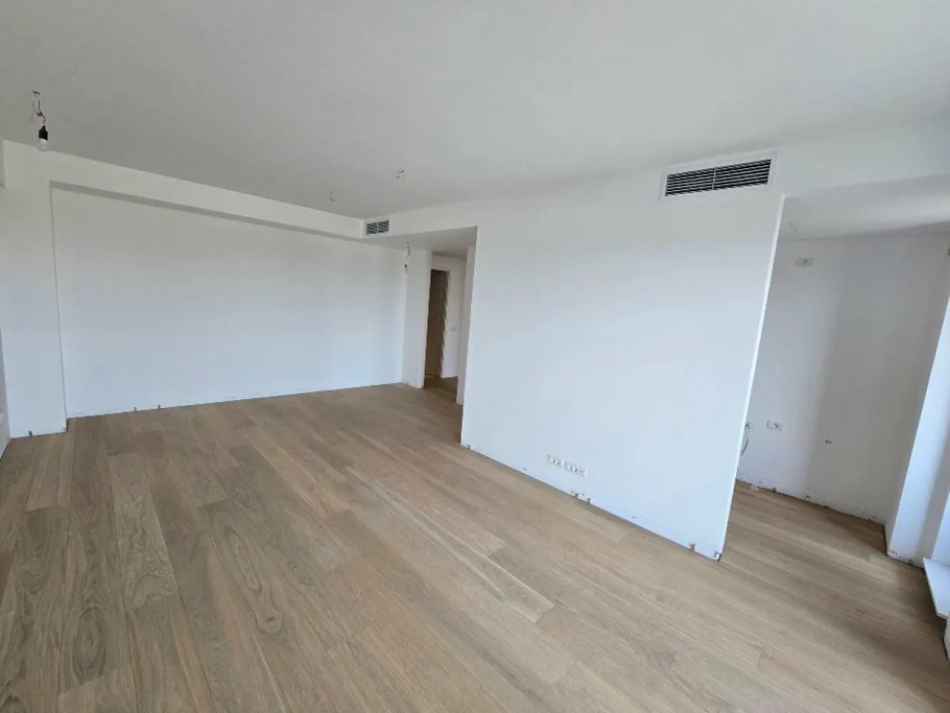 Apartament 3 camere | 93mp | Level Apartments | Etaj 6/7 | Parcare Klaus - Apartament 3 camere situat in ansamblul Level Apartments 2.
Suprafata utila este de 93mp, cu o terasa de 9mp.
2 dormitoare
2 bai (una matrimoniala)
Incalzire in pardoseala
Sistem aer conditionat tip duct Hisense
Centrala de bloc
Loc parcare Klaus acoperit in parcarea supraterana
Fatada ventilata
Tamplarie tripan

Finisajele intregului apartament au fost refăcute dupa achizitie cu materiale premium (parchet triplustratificat, usi, microciment, lavabila, etc.)