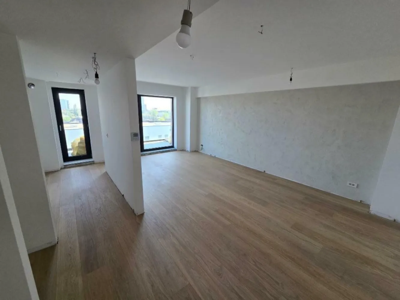 Apartament 3 camere | 93mp | Level Apartments | Etaj 6/7 | Parcare Klaus - Apartament 3 camere situat in ansamblul Level Apartments 2.
Suprafata utila este de 93mp, cu o terasa de 9mp.
2 dormitoare
2 bai (una matrimoniala)
Incalzire in pardoseala
Sistem aer conditionat tip duct Hisense
Centrala de bloc
Loc parcare Klaus acoperit in parcarea supraterana
Fatada ventilata
Tamplarie tripan

Finisajele intregului apartament au fost refăcute dupa achizitie cu materiale premium (parchet triplustratificat, usi, microciment, lavabila, etc.)