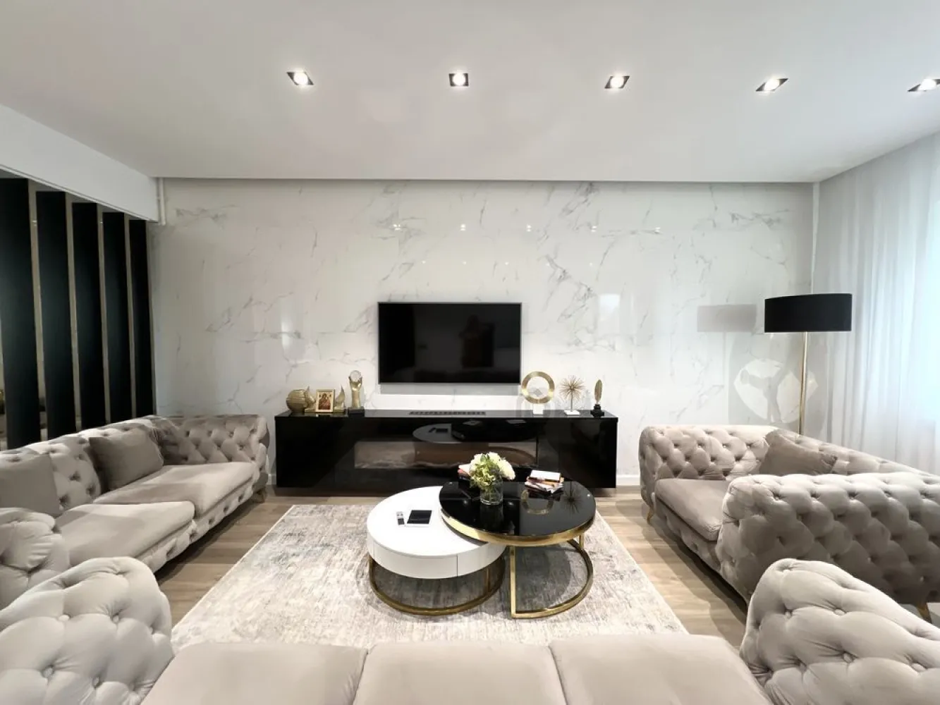 Apartament Lux 3 camere (2 parcari incluse) - Achiziția se face direct de la prioprietar
Zero comisioane și zero costuri ascunse
Apartamentul se predă complet mobilat,utilat și accesorizat 
Imobilul este amplasat în zona Brâncoveanu sector 4 București la doar câteva minute de stația de metrou Constantin Brâncoveanu și Ratb
Beneficiind în imediata apropiere de punctele de interes precum Pacul Tineretului, Orășelul copiilor,Sun plaza mall
In vecinătatea imobilului se afla numeroase grădinițe și școala.
Apartamentul beneficiază de 2 locuri de parcare generoase aflate la interior.
Printre facilitățile imobilului se regăsesc:
- Etaje înalte de 3 m 
- ⁠Structura rezistentă din cadre și diafragme din beton armat
- ⁠Zidărie,cărămidă protherm 30 cm 
- ⁠Centrala proprie
- ⁠Încălzire radiator aluminiu
- ⁠Geamuri tripan
-Usi sistem filomuro cu toc ascuns
- ⁠Finisaje de lux Spania(portelanosa)
Pentru mai multe informatii lasă-mi un mesaj sau apelează numărul din anunț.