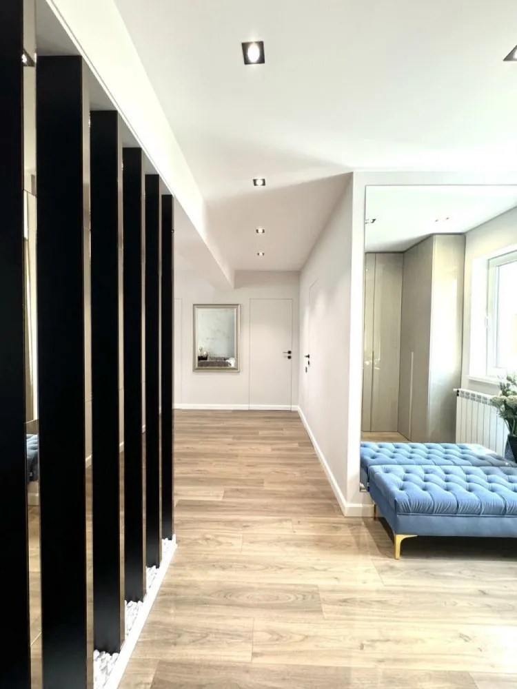 Apartament Lux 3 camere (2 parcari incluse) - Achiziția se face direct de la prioprietar
Zero comisioane și zero costuri ascunse
Apartamentul se predă complet mobilat,utilat și accesorizat 
Imobilul este amplasat în zona Brâncoveanu sector 4 București la doar câteva minute de stația de metrou Constantin Brâncoveanu și Ratb
Beneficiind în imediata apropiere de punctele de interes precum Pacul Tineretului, Orășelul copiilor,Sun plaza mall
In vecinătatea imobilului se afla numeroase grădinițe și școala.
Apartamentul beneficiază de 2 locuri de parcare generoase aflate la interior.
Printre facilitățile imobilului se regăsesc:
- Etaje înalte de 3 m 
- ⁠Structura rezistentă din cadre și diafragme din beton armat
- ⁠Zidărie,cărămidă protherm 30 cm 
- ⁠Centrala proprie
- ⁠Încălzire radiator aluminiu
- ⁠Geamuri tripan
-Usi sistem filomuro cu toc ascuns
- ⁠Finisaje de lux Spania(portelanosa)
Pentru mai multe informatii lasă-mi un mesaj sau apelează numărul din anunț.