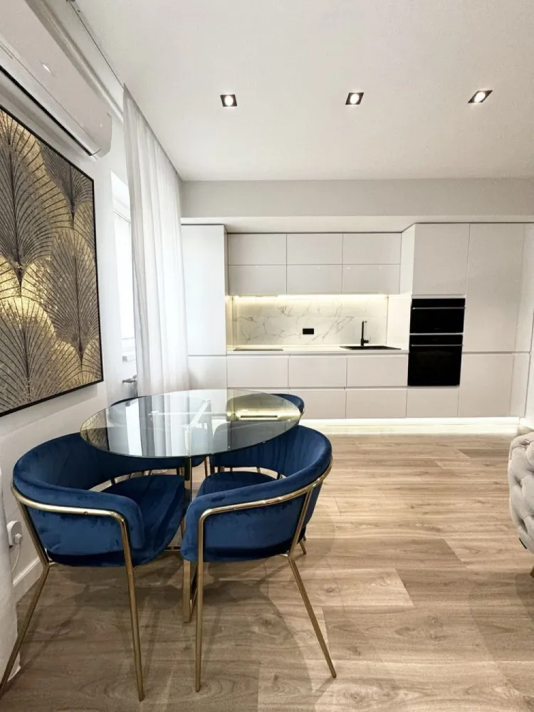 Apartament Lux 3 camere (2 parcari incluse) - Achiziția se face direct de la prioprietar
Zero comisioane și zero costuri ascunse
Apartamentul se predă complet mobilat,utilat și accesorizat 
Imobilul este amplasat în zona Brâncoveanu sector 4 București la doar câteva minute de stația de metrou Constantin Brâncoveanu și Ratb
Beneficiind în imediata apropiere de punctele de interes precum Pacul Tineretului, Orășelul copiilor,Sun plaza mall
In vecinătatea imobilului se afla numeroase grădinițe și școala.
Apartamentul beneficiază de 2 locuri de parcare generoase aflate la interior.
Printre facilitățile imobilului se regăsesc:
- Etaje înalte de 3 m 
- ⁠Structura rezistentă din cadre și diafragme din beton armat
- ⁠Zidărie,cărămidă protherm 30 cm 
- ⁠Centrala proprie
- ⁠Încălzire radiator aluminiu
- ⁠Geamuri tripan
-Usi sistem filomuro cu toc ascuns
- ⁠Finisaje de lux Spania(portelanosa)
Pentru mai multe informatii lasă-mi un mesaj sau apelează numărul din anunț.