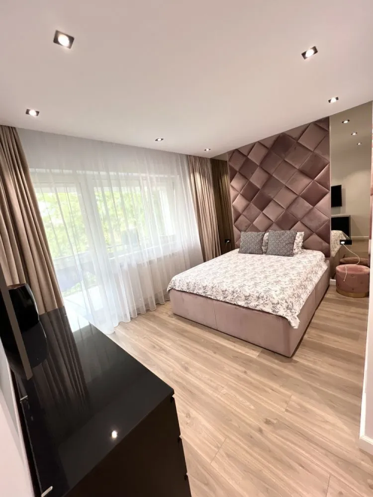 Apartament Lux 3 camere (2 parcari incluse) - Achiziția se face direct de la prioprietar
Zero comisioane și zero costuri ascunse
Apartamentul se predă complet mobilat,utilat și accesorizat 
Imobilul este amplasat în zona Brâncoveanu sector 4 București la doar câteva minute de stația de metrou Constantin Brâncoveanu și Ratb
Beneficiind în imediata apropiere de punctele de interes precum Pacul Tineretului, Orășelul copiilor,Sun plaza mall
In vecinătatea imobilului se afla numeroase grădinițe și școala.
Apartamentul beneficiază de 2 locuri de parcare generoase aflate la interior.
Printre facilitățile imobilului se regăsesc:
- Etaje înalte de 3 m 
- ⁠Structura rezistentă din cadre și diafragme din beton armat
- ⁠Zidărie,cărămidă protherm 30 cm 
- ⁠Centrala proprie
- ⁠Încălzire radiator aluminiu
- ⁠Geamuri tripan
-Usi sistem filomuro cu toc ascuns
- ⁠Finisaje de lux Spania(portelanosa)
Pentru mai multe informatii lasă-mi un mesaj sau apelează numărul din anunț.
