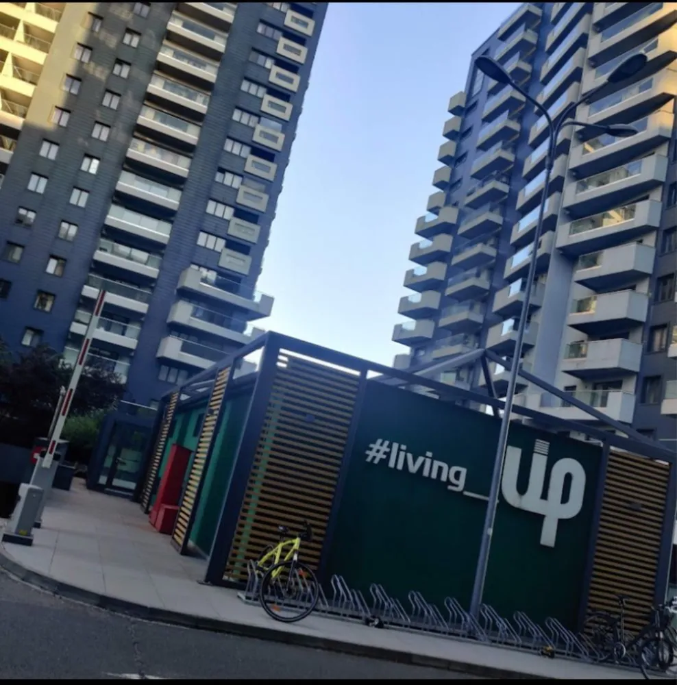 Apartament UPGROUND 3 camere 163 mp - Situat în zona de Nord a Bucurestiului, UpGround este un proiect rezidenţial ce promoveaza un nou concept de stil de viata.
Cu o arhitectura moderna, finisaje de foarte buna calitate si apartamente spatioase, UpGround aduce aproape de tine toate facilitatile zilnice necesare.
Facilitati: 
-foarte aproame de metrou piperea (5 minute de mers pe jos)
-farmacie 
-sala sport world class 
-market 
- restaurante,cafenele 
-spalatorie 
-cofetarie 
Apartamentul este situat la etajul 1 
-are o suprafata de 162,5 mp
-locuri de parcare 
-boxa 
-necesita renovare

PRETUL ESTE NEGOCIABIL!