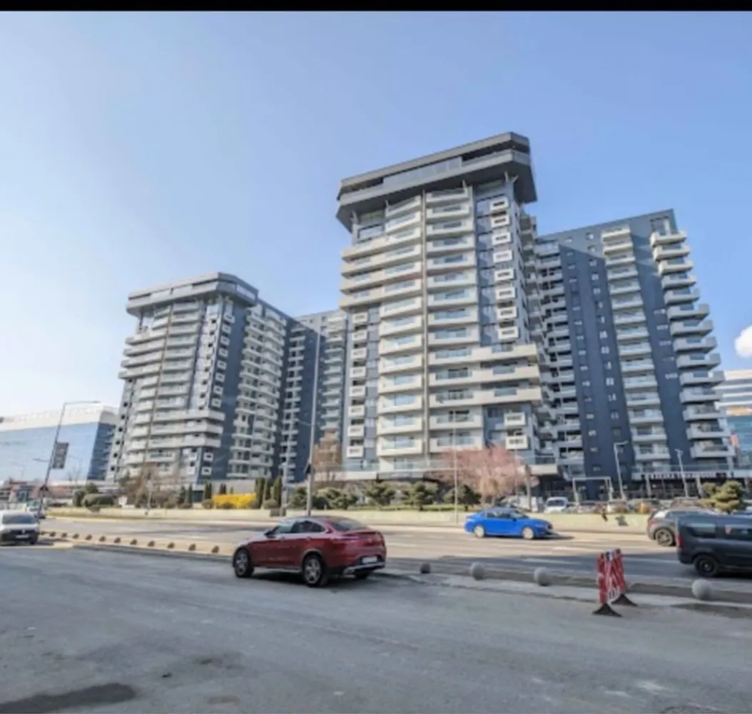 Apartament UPGROUND 3 camere 163 mp - Situat în zona de Nord a Bucurestiului, UpGround este un proiect rezidenţial ce promoveaza un nou concept de stil de viata.
Cu o arhitectura moderna, finisaje de foarte buna calitate si apartamente spatioase, UpGround aduce aproape de tine toate facilitatile zilnice necesare.
Facilitati: 
-foarte aproame de metrou piperea (5 minute de mers pe jos)
-farmacie 
-sala sport world class 
-market 
- restaurante,cafenele 
-spalatorie 
-cofetarie 
Apartamentul este situat la etajul 1 
-are o suprafata de 162,5 mp
-locuri de parcare 
-boxa 
-necesita renovare

PRETUL ESTE NEGOCIABIL!