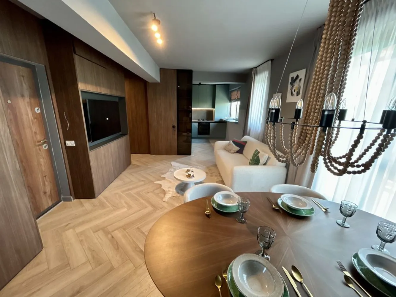 Apartament nou, sector 1. penthaus de 3 camere cu 2 bai si 3 terase - Va propun spre vânzare, direct de la dezvoltator, apartament de 3 camere cu doua băi , balcon si doua terase. 
Ap. Are 72 mp plus 60 mp terase 
In acest moment ap. este mobilat si utilat complet de către o echipa de designeri profesioniști. Ap este racordat la toate utilitățile ceea ce va oferă posibilitatea de a va muta imediat .

Ap. Este la et. 3 construit într-un imobil tip boutique, amplasat în bucuresti sector 1, la intersecția dintre bulevardul Petrila și sos bucuresti Târgoviște .
Cladirea este Ds+P+3, Situată în nordul orașului, într-un cartier aerisit, cu multa verdeața, înconjurat de lac și pădure dar cu acces imediat către magazine și centre comerciale. 
În apropiere se afla Băneasa Shopping City, restaurantul Doi Cocosi, iar la câțiva zeci de metri distanță, școala, Grădinița, Kaufkand, Lidl. De asemenea, aveți acces imediat la stația de transport în comun și metrou. Toate materialele folosite pt finisaje sunt calitate premium, gândite si executate în detaliu, pt a va pune la dispoziție o locuință rafinata si confortabila.
*FINISAJE si DOTĂRI: - Tâmplărie Salamander Bluevolution - Geam Tripan termoizolant - centrală proprie - Încălzire în pardoseala - Usi intrare securizate antiefractie - Uși interior, Parchet, gresie si obiecte sanitare Premium - Videointerfon. Pentru mai multe detalii, nu ezitați sa ma contactați la nr afișat.