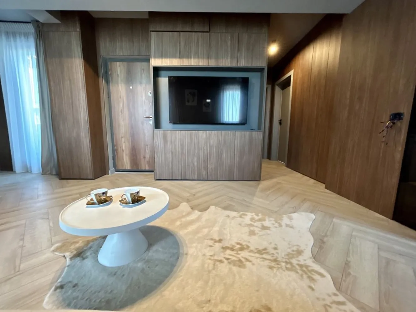 Apartament nou, sector 1. penthaus de 3 camere cu 2 bai si 3 terase - Va propun spre vânzare, direct de la dezvoltator, apartament de 3 camere cu doua băi , balcon si doua terase. 
Ap. Are 72 mp plus 60 mp terase 
In acest moment ap. este mobilat si utilat complet de către o echipa de designeri profesioniști. Ap este racordat la toate utilitățile ceea ce va oferă posibilitatea de a va muta imediat .

Ap. Este la et. 3 construit într-un imobil tip boutique, amplasat în bucuresti sector 1, la intersecția dintre bulevardul Petrila și sos bucuresti Târgoviște .
Cladirea este Ds+P+3, Situată în nordul orașului, într-un cartier aerisit, cu multa verdeața, înconjurat de lac și pădure dar cu acces imediat către magazine și centre comerciale. 
În apropiere se afla Băneasa Shopping City, restaurantul Doi Cocosi, iar la câțiva zeci de metri distanță, școala, Grădinița, Kaufkand, Lidl. De asemenea, aveți acces imediat la stația de transport în comun și metrou. Toate materialele folosite pt finisaje sunt calitate premium, gândite si executate în detaliu, pt a va pune la dispoziție o locuință rafinata si confortabila.
*FINISAJE si DOTĂRI: - Tâmplărie Salamander Bluevolution - Geam Tripan termoizolant - centrală proprie - Încălzire în pardoseala - Usi intrare securizate antiefractie - Uși interior, Parchet, gresie si obiecte sanitare Premium - Videointerfon. Pentru mai multe detalii, nu ezitați sa ma contactați la nr afișat.