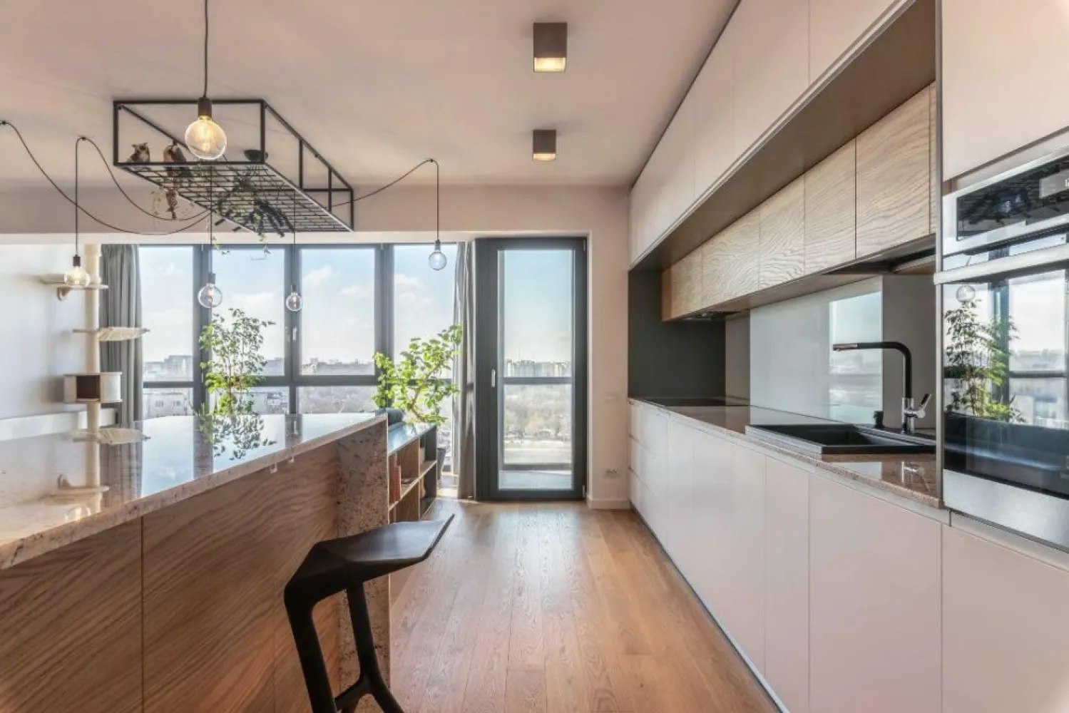 Duplex cu view superb, pe malul Lacului Plumbuita - Vindem apartament de lux, tip duplex, 3 camere, 119 mp utili, într-un complex rezidenţial nou, Poseidon Residence, pe malul Lacului Plumbuita. Apartamentul are un view superb care cuprinde parcul şi lacul Plumbuita, cu vedere până departe spre Palatul Parlamentului, Casa Presei şi zona de nord a Bucureştiului. 
* Sunaţi la pentru mai multe informaţii sau pentru programarea unei vizionări. Mai multe fotografii găsiţi aici: 
Preţul apartamentului este de 320.000â‚Ź (negociabil) în care sunt incluse şi 2 boxe la subsol. Avem de vânzare şi două locuri de parcare la subteran(-1), 20.000â‚Ź fiind preţul pentru un loc. 
Apartamentul are zona de zi şi dormitoarele dispuse pe etaje diferite. Astfel, la primul nivel, pe mai bine de 50 mp, se află bucătăria şi livingul plus o logie semideschisă.
La cel de-al doilea nivel se află dormitorul matrimonial cu baie proprie ce cuprinde şi o cadă uriaşă, cea de-a doua baie, dotată cu duş walk-in, şi un alt dormitor care a fost amenajat ca birou/cameră pentru oaspeţi.
Complexul este păzit şi supravegheat video 24/7.
În imediata apropiere sunt supermarketuri precum Lidl şi Mega Image, şcoală, grădiniţă, Parcul Plumbuita şi McDonaldâ€™s. La circa 8 minute distanţă cu maşina sunt Carrefour şi Kaufland.
În zonă sunt multe mijloace de transport în comun (tramvaiul 21, autobuzele 382, 343, 182, 282 sau 253, troleul 66). Cea mai apropiată staţie de metrou este Obor.
Veranda Mall şi World Class Veranda sunt la doar 10 minute distanţă cu maşina, iar Promenada Mall sau World Class Caro sunt la circa 15 minute depărtare.
Până la Autostrada A3 sunt doar 1,5 km, iar până la E85 sunt circa 500m.
Apartamentul are finisaje de lux:
- parchet de stejar triplustratificat
- tamplarie QFORT 7 Stars cu coeficient de transfer termic asemănător unei case pasive
- climatizare tip inverter în fiecare cameră
- uşă metalică antiefracţie blindată Waldeck
Apartamentul se vinde complet mobilat şi utilat. Cea mai mare parte din mobilă a fost realizată la comandă şi este din MDF şi furnir de stejar.
La electrocasnice amintim:
- plită inducţie Electrolux cu 6 zone de gătit
- hotă Falmec seria Professional
- 2 cuptoare cu abur Electrolux
- frigider LG
- maşină de spălat rufe, uscător şi maşină de spălat vase marca Beko
- televizor Sony Bravia 4K, 139cm
