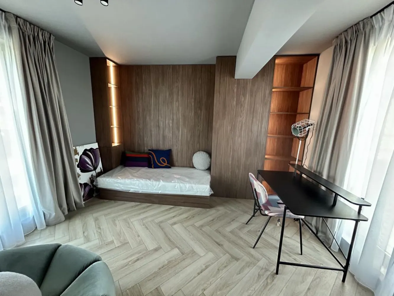Apartament nou, sector 1. penthaus de 3 camere cu 2 bai si 3 terase - Va propun spre vânzare, direct de la dezvoltator, apartament de 3 camere cu doua băi , balcon si doua terase. 
Ap. Are 72 mp plus 60 mp terase 
In acest moment ap. este mobilat si utilat complet de către o echipa de designeri profesioniști. Ap este racordat la toate utilitățile ceea ce va oferă posibilitatea de a va muta imediat .

Ap. Este la et. 3 construit într-un imobil tip boutique, amplasat în bucuresti sector 1, la intersecția dintre bulevardul Petrila și sos bucuresti Târgoviște .
Cladirea este Ds+P+3, Situată în nordul orașului, într-un cartier aerisit, cu multa verdeața, înconjurat de lac și pădure dar cu acces imediat către magazine și centre comerciale. 
În apropiere se afla Băneasa Shopping City, restaurantul Doi Cocosi, iar la câțiva zeci de metri distanță, școala, Grădinița, Kaufkand, Lidl. De asemenea, aveți acces imediat la stația de transport în comun și metrou. Toate materialele folosite pt finisaje sunt calitate premium, gândite si executate în detaliu, pt a va pune la dispoziție o locuință rafinata si confortabila.
*FINISAJE si DOTĂRI: - Tâmplărie Salamander Bluevolution - Geam Tripan termoizolant - centrală proprie - Încălzire în pardoseala - Usi intrare securizate antiefractie - Uși interior, Parchet, gresie si obiecte sanitare Premium - Videointerfon. Pentru mai multe detalii, nu ezitați sa ma contactați la nr afișat.