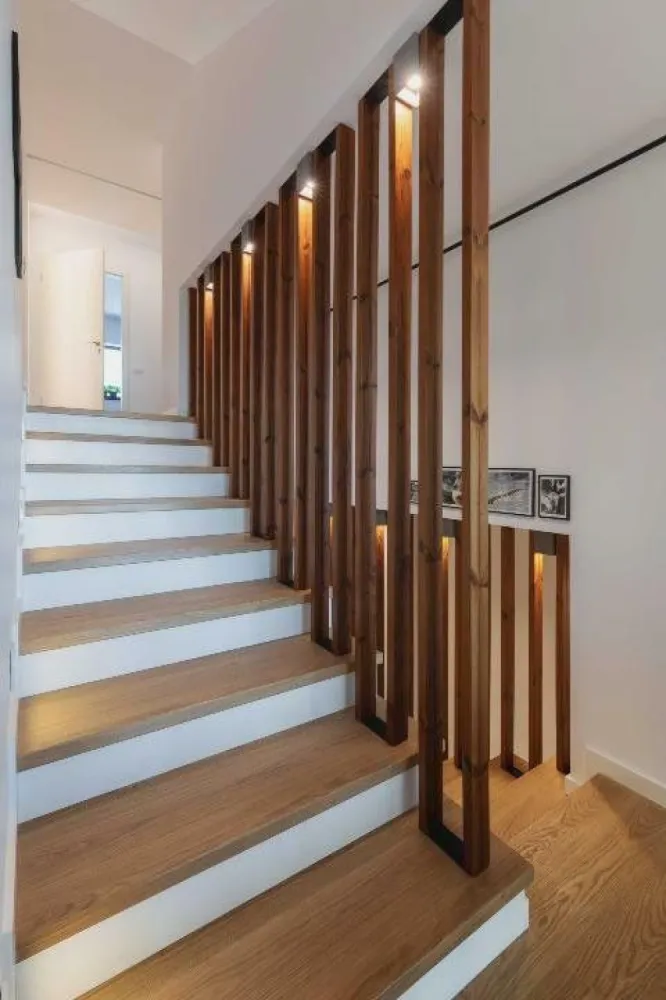 Duplex cu view superb, pe malul Lacului Plumbuita - Vindem apartament de lux, tip duplex, 3 camere, 119 mp utili, într-un complex rezidenţial nou, Poseidon Residence, pe malul Lacului Plumbuita. Apartamentul are un view superb care cuprinde parcul şi lacul Plumbuita, cu vedere până departe spre Palatul Parlamentului, Casa Presei şi zona de nord a Bucureştiului. 
* Sunaţi la pentru mai multe informaţii sau pentru programarea unei vizionări. Mai multe fotografii găsiţi aici: 
Preţul apartamentului este de 320.000â‚Ź (negociabil) în care sunt incluse şi 2 boxe la subsol. Avem de vânzare şi două locuri de parcare la subteran(-1), 20.000â‚Ź fiind preţul pentru un loc. 
Apartamentul are zona de zi şi dormitoarele dispuse pe etaje diferite. Astfel, la primul nivel, pe mai bine de 50 mp, se află bucătăria şi livingul plus o logie semideschisă.
La cel de-al doilea nivel se află dormitorul matrimonial cu baie proprie ce cuprinde şi o cadă uriaşă, cea de-a doua baie, dotată cu duş walk-in, şi un alt dormitor care a fost amenajat ca birou/cameră pentru oaspeţi.
Complexul este păzit şi supravegheat video 24/7.
În imediata apropiere sunt supermarketuri precum Lidl şi Mega Image, şcoală, grădiniţă, Parcul Plumbuita şi McDonaldâ€™s. La circa 8 minute distanţă cu maşina sunt Carrefour şi Kaufland.
În zonă sunt multe mijloace de transport în comun (tramvaiul 21, autobuzele 382, 343, 182, 282 sau 253, troleul 66). Cea mai apropiată staţie de metrou este Obor.
Veranda Mall şi World Class Veranda sunt la doar 10 minute distanţă cu maşina, iar Promenada Mall sau World Class Caro sunt la circa 15 minute depărtare.
Până la Autostrada A3 sunt doar 1,5 km, iar până la E85 sunt circa 500m.
Apartamentul are finisaje de lux:
- parchet de stejar triplustratificat
- tamplarie QFORT 7 Stars cu coeficient de transfer termic asemănător unei case pasive
- climatizare tip inverter în fiecare cameră
- uşă metalică antiefracţie blindată Waldeck
Apartamentul se vinde complet mobilat şi utilat. Cea mai mare parte din mobilă a fost realizată la comandă şi este din MDF şi furnir de stejar.
La electrocasnice amintim:
- plită inducţie Electrolux cu 6 zone de gătit
- hotă Falmec seria Professional
- 2 cuptoare cu abur Electrolux
- frigider LG
- maşină de spălat rufe, uscător şi maşină de spălat vase marca Beko
- televizor Sony Bravia 4K, 139cm