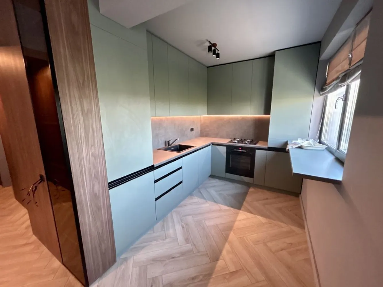 Apartament nou, sector 1. penthaus de 3 camere cu 2 bai si 3 terase - Va propun spre vânzare, direct de la dezvoltator, apartament de 3 camere cu doua băi , balcon si doua terase. 
Ap. Are 72 mp plus 60 mp terase 
In acest moment ap. este mobilat si utilat complet de către o echipa de designeri profesioniști. Ap este racordat la toate utilitățile ceea ce va oferă posibilitatea de a va muta imediat .

Ap. Este la et. 3 construit într-un imobil tip boutique, amplasat în bucuresti sector 1, la intersecția dintre bulevardul Petrila și sos bucuresti Târgoviște .
Cladirea este Ds+P+3, Situată în nordul orașului, într-un cartier aerisit, cu multa verdeața, înconjurat de lac și pădure dar cu acces imediat către magazine și centre comerciale. 
În apropiere se afla Băneasa Shopping City, restaurantul Doi Cocosi, iar la câțiva zeci de metri distanță, școala, Grădinița, Kaufkand, Lidl. De asemenea, aveți acces imediat la stația de transport în comun și metrou. Toate materialele folosite pt finisaje sunt calitate premium, gândite si executate în detaliu, pt a va pune la dispoziție o locuință rafinata si confortabila.
*FINISAJE si DOTĂRI: - Tâmplărie Salamander Bluevolution - Geam Tripan termoizolant - centrală proprie - Încălzire în pardoseala - Usi intrare securizate antiefractie - Uși interior, Parchet, gresie si obiecte sanitare Premium - Videointerfon. Pentru mai multe detalii, nu ezitați sa ma contactați la nr afișat.