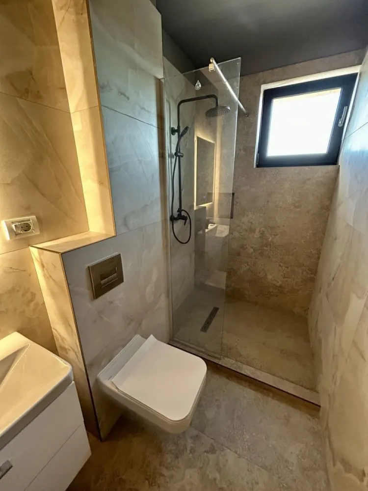Apartament nou, sector 1. penthaus de 3 camere cu 2 bai si 3 terase - Va propun spre vânzare, direct de la dezvoltator, apartament de 3 camere cu doua băi , balcon si doua terase. 
Ap. Are 72 mp plus 60 mp terase 
In acest moment ap. este mobilat si utilat complet de către o echipa de designeri profesioniști. Ap este racordat la toate utilitățile ceea ce va oferă posibilitatea de a va muta imediat .

Ap. Este la et. 3 construit într-un imobil tip boutique, amplasat în bucuresti sector 1, la intersecția dintre bulevardul Petrila și sos bucuresti Târgoviște .
Cladirea este Ds+P+3, Situată în nordul orașului, într-un cartier aerisit, cu multa verdeața, înconjurat de lac și pădure dar cu acces imediat către magazine și centre comerciale. 
În apropiere se afla Băneasa Shopping City, restaurantul Doi Cocosi, iar la câțiva zeci de metri distanță, școala, Grădinița, Kaufkand, Lidl. De asemenea, aveți acces imediat la stația de transport în comun și metrou. Toate materialele folosite pt finisaje sunt calitate premium, gândite si executate în detaliu, pt a va pune la dispoziție o locuință rafinata si confortabila.
*FINISAJE si DOTĂRI: - Tâmplărie Salamander Bluevolution - Geam Tripan termoizolant - centrală proprie - Încălzire în pardoseala - Usi intrare securizate antiefractie - Uși interior, Parchet, gresie si obiecte sanitare Premium - Videointerfon. Pentru mai multe detalii, nu ezitați sa ma contactați la nr afișat.