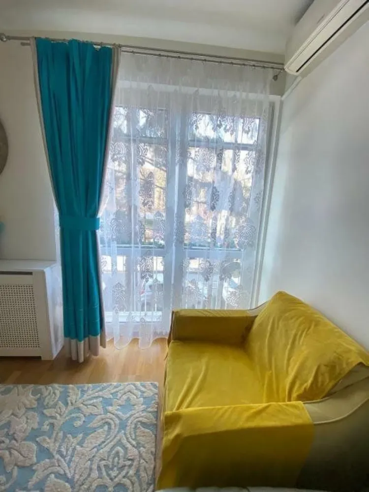 Apartament 3 camere - Primaverii - Bloc reabilitat - Proprietar, ofer spre vanzare un apartament de 3 camere, in cel mai exclusivit cartier al Capitalei: Cartierul Primaverii

Reamintesc faptul ca Primaverii este inconjurat de 3 parcuri: Floreasca, Bordei si Herastrau. Este bine conectat cu centrul cat si cu Nordul Capitalei, prin statia de Metrou Aviatorilor si numeroase rute ale STB-ului. Acest cartier iti ofera unitati de invatamant de prestigiu: liceul Jean Monnet, colegiul Caragiale, scoli, gradinite. Majoritatea ambasadelor se regasesc aici, fiind cel mai sigur cartier din Bucuresti.

Apartamentul este situat la etajul 1, al unui imobil cu regim mic de inaltime (P+3E) cu 16 apartamente (8 pe fiecare scara), edificat in anul 1960, pentru diplomatii sovietici. 

Constructia este una solida, dar in acelasi timp usoara, flexibila. De altfel in urma celor 2 cumtremure majore, blocul a ramas intact, fara nici macar o fisura.

Foarte important de precizat, imobilul nu este incadrat in nicio clasa de risc seismic, sau in categorii de urgenta.

Mai mult decat atat, imobilul este reabilitat exterior (fatada), interior (scarile), consolidat, iar terasele proaspat hidroizolate, lucrari realizate prin Asociatia de Proprietari.

Apartamentul este compartimentat dupa cum urmeaza (vezi schita):
- Baie
- Bucatarie inchisa + camara si balcon
- Living si balcon frantuzesc
- Dormitor Nr. 1 - matrimonial
- Dormitor Nr. 2

Se vinde complet mobilat si utilat, exact ca in poze. Centrala proprie pe gaz, AC in fiecare camera, contorizare separata pentru Gaz, Electricitate.

Apartamentul este foarte bine compartimentat, luminos, inconjurat de spatii verzi si arbori, cu spatii vidrate generoase, pe toate cele 3 laturi ale imobilului (Nord, Sud si Est).

*** Suprafata totala utila: 71 mp

Actele sunt pregatite pentru vanzare. Detin certificat energetic.

Colaborez cu agentiile imobiliare, pentru un comision fix de 1%.

I speak English, feel free to ask me any details.