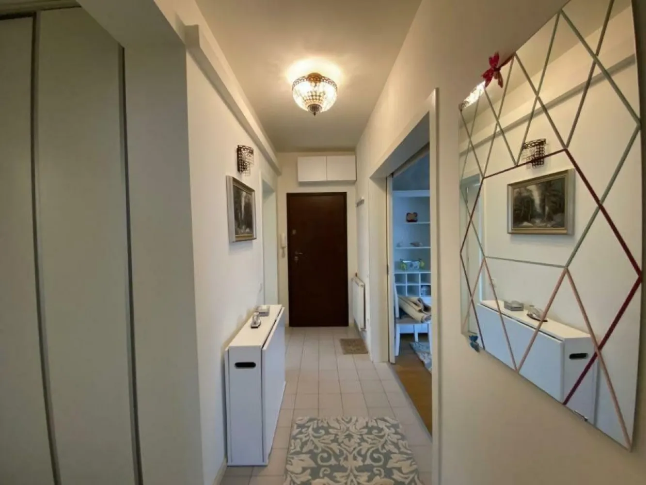 Apartament 3 camere - Primaverii - Bloc reabilitat - Proprietar, ofer spre vanzare un apartament de 3 camere, in cel mai exclusivit cartier al Capitalei: Cartierul Primaverii

Reamintesc faptul ca Primaverii este inconjurat de 3 parcuri: Floreasca, Bordei si Herastrau. Este bine conectat cu centrul cat si cu Nordul Capitalei, prin statia de Metrou Aviatorilor si numeroase rute ale STB-ului. Acest cartier iti ofera unitati de invatamant de prestigiu: liceul Jean Monnet, colegiul Caragiale, scoli, gradinite. Majoritatea ambasadelor se regasesc aici, fiind cel mai sigur cartier din Bucuresti.

Apartamentul este situat la etajul 1, al unui imobil cu regim mic de inaltime (P+3E) cu 16 apartamente (8 pe fiecare scara), edificat in anul 1960, pentru diplomatii sovietici. 

Constructia este una solida, dar in acelasi timp usoara, flexibila. De altfel in urma celor 2 cumtremure majore, blocul a ramas intact, fara nici macar o fisura.

Foarte important de precizat, imobilul nu este incadrat in nicio clasa de risc seismic, sau in categorii de urgenta.

Mai mult decat atat, imobilul este reabilitat exterior (fatada), interior (scarile), consolidat, iar terasele proaspat hidroizolate, lucrari realizate prin Asociatia de Proprietari.

Apartamentul este compartimentat dupa cum urmeaza (vezi schita):
- Baie
- Bucatarie inchisa + camara si balcon
- Living si balcon frantuzesc
- Dormitor Nr. 1 - matrimonial
- Dormitor Nr. 2

Se vinde complet mobilat si utilat, exact ca in poze. Centrala proprie pe gaz, AC in fiecare camera, contorizare separata pentru Gaz, Electricitate.

Apartamentul este foarte bine compartimentat, luminos, inconjurat de spatii verzi si arbori, cu spatii vidrate generoase, pe toate cele 3 laturi ale imobilului (Nord, Sud si Est).

*** Suprafata totala utila: 71 mp

Actele sunt pregatite pentru vanzare. Detin certificat energetic.

Colaborez cu agentiile imobiliare, pentru un comision fix de 1%.

I speak English, feel free to ask me any details.