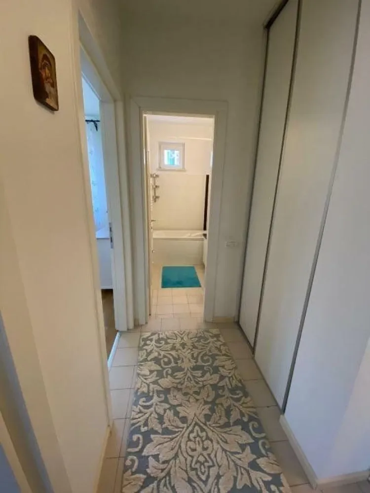 Apartament 3 camere - Primaverii - Bloc reabilitat - Proprietar, ofer spre vanzare un apartament de 3 camere, in cel mai exclusivit cartier al Capitalei: Cartierul Primaverii

Reamintesc faptul ca Primaverii este inconjurat de 3 parcuri: Floreasca, Bordei si Herastrau. Este bine conectat cu centrul cat si cu Nordul Capitalei, prin statia de Metrou Aviatorilor si numeroase rute ale STB-ului. Acest cartier iti ofera unitati de invatamant de prestigiu: liceul Jean Monnet, colegiul Caragiale, scoli, gradinite. Majoritatea ambasadelor se regasesc aici, fiind cel mai sigur cartier din Bucuresti.

Apartamentul este situat la etajul 1, al unui imobil cu regim mic de inaltime (P+3E) cu 16 apartamente (8 pe fiecare scara), edificat in anul 1960, pentru diplomatii sovietici. 

Constructia este una solida, dar in acelasi timp usoara, flexibila. De altfel in urma celor 2 cumtremure majore, blocul a ramas intact, fara nici macar o fisura.

Foarte important de precizat, imobilul nu este incadrat in nicio clasa de risc seismic, sau in categorii de urgenta.

Mai mult decat atat, imobilul este reabilitat exterior (fatada), interior (scarile), consolidat, iar terasele proaspat hidroizolate, lucrari realizate prin Asociatia de Proprietari.

Apartamentul este compartimentat dupa cum urmeaza (vezi schita):
- Baie
- Bucatarie inchisa + camara si balcon
- Living si balcon frantuzesc
- Dormitor Nr. 1 - matrimonial
- Dormitor Nr. 2

Se vinde complet mobilat si utilat, exact ca in poze. Centrala proprie pe gaz, AC in fiecare camera, contorizare separata pentru Gaz, Electricitate.

Apartamentul este foarte bine compartimentat, luminos, inconjurat de spatii verzi si arbori, cu spatii vidrate generoase, pe toate cele 3 laturi ale imobilului (Nord, Sud si Est).

*** Suprafata totala utila: 71 mp

Actele sunt pregatite pentru vanzare. Detin certificat energetic.

Colaborez cu agentiile imobiliare, pentru un comision fix de 1%.

I speak English, feel free to ask me any details.