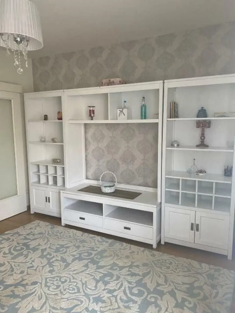 Apartament 3 camere - Primaverii - Bloc reabilitat - Proprietar, ofer spre vanzare un apartament de 3 camere, in cel mai exclusivit cartier al Capitalei: Cartierul Primaverii

Reamintesc faptul ca Primaverii este inconjurat de 3 parcuri: Floreasca, Bordei si Herastrau. Este bine conectat cu centrul cat si cu Nordul Capitalei, prin statia de Metrou Aviatorilor si numeroase rute ale STB-ului. Acest cartier iti ofera unitati de invatamant de prestigiu: liceul Jean Monnet, colegiul Caragiale, scoli, gradinite. Majoritatea ambasadelor se regasesc aici, fiind cel mai sigur cartier din Bucuresti.

Apartamentul este situat la etajul 1, al unui imobil cu regim mic de inaltime (P+3E) cu 16 apartamente (8 pe fiecare scara), edificat in anul 1960, pentru diplomatii sovietici. 

Constructia este una solida, dar in acelasi timp usoara, flexibila. De altfel in urma celor 2 cumtremure majore, blocul a ramas intact, fara nici macar o fisura.

Foarte important de precizat, imobilul nu este incadrat in nicio clasa de risc seismic, sau in categorii de urgenta.

Mai mult decat atat, imobilul este reabilitat exterior (fatada), interior (scarile), consolidat, iar terasele proaspat hidroizolate, lucrari realizate prin Asociatia de Proprietari.

Apartamentul este compartimentat dupa cum urmeaza (vezi schita):
- Baie
- Bucatarie inchisa + camara si balcon
- Living si balcon frantuzesc
- Dormitor Nr. 1 - matrimonial
- Dormitor Nr. 2

Se vinde complet mobilat si utilat, exact ca in poze. Centrala proprie pe gaz, AC in fiecare camera, contorizare separata pentru Gaz, Electricitate.

Apartamentul este foarte bine compartimentat, luminos, inconjurat de spatii verzi si arbori, cu spatii vidrate generoase, pe toate cele 3 laturi ale imobilului (Nord, Sud si Est).

*** Suprafata totala utila: 71 mp

Actele sunt pregatite pentru vanzare. Detin certificat energetic.

Colaborez cu agentiile imobiliare, pentru un comision fix de 1%.

I speak English, feel free to ask me any details.