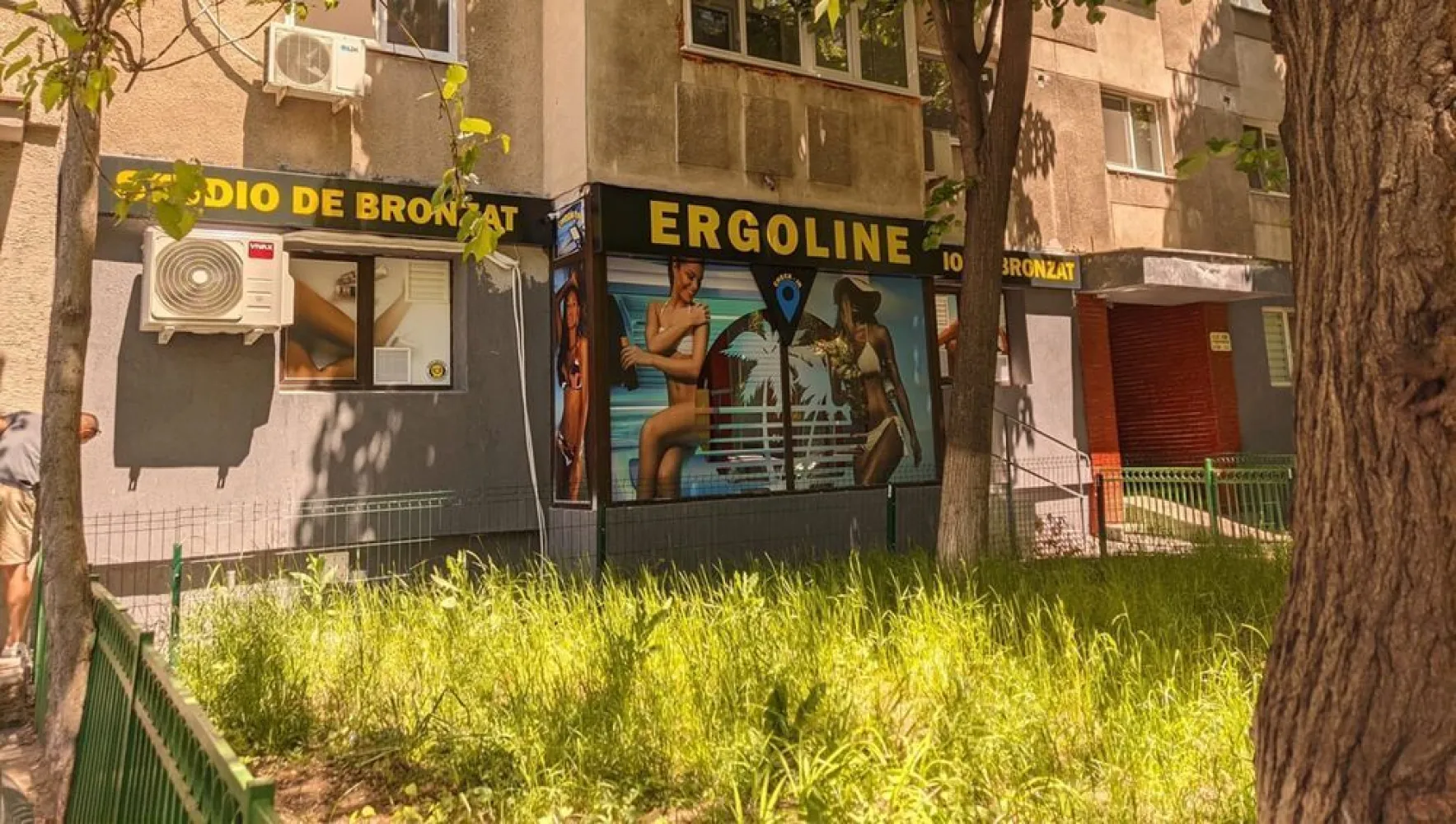 SPATIU COMERCIAL -RAHOVA-margeanului scara acces exterior INTABULATA - PARTICULAR SPATIU COMERCIAL STRADAL BUZOIENI-MARGEANULUI-RAHOVA,SCARA ACCES EXTERIOR INTABULATĂ
autorizatii 100% eliberate de primaria sector 5 apartament modificat in spatiu comercial receptie lucrare executata ideal firma, vitrina 12 m la bulevard 
Detalii suplimentare
Aer conditionat, Alarma, apa{apometre}, curent electric 380, gaze, un grup sanitar, internet, renovat la alb VAD COMERCIAL VITRINA STRADALA 12M PE STRADA BUZOIENI IDEAL SPATIU BIROURI,STOMATOLOGIE,NOTARIAT,ETC in spatiu a funcționat FARMACIA VERDE 20 de ani si salonul timp de 4 ani cu o chirie de 8400 euro anual
