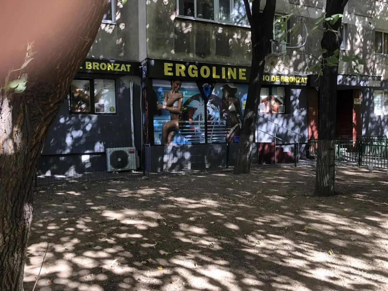 SPATIU COMERCIAL -RAHOVA-margeanului scara acces exterior INTABULATA - PARTICULAR SPATIU COMERCIAL STRADAL BUZOIENI-MARGEANULUI-RAHOVA,SCARA ACCES EXTERIOR INTABULATĂ
autorizatii 100% eliberate de primaria sector 5 apartament modificat in spatiu comercial receptie lucrare executata ideal firma, vitrina 12 m la bulevard 
Detalii suplimentare
Aer conditionat, Alarma, apa{apometre}, curent electric 380, gaze, un grup sanitar, internet, renovat la alb VAD COMERCIAL VITRINA STRADALA 12M PE STRADA BUZOIENI IDEAL SPATIU BIROURI,STOMATOLOGIE,NOTARIAT,ETC in spatiu a funcționat FARMACIA VERDE 20 de ani si salonul timp de 4 ani cu o chirie de 8400 euro anual