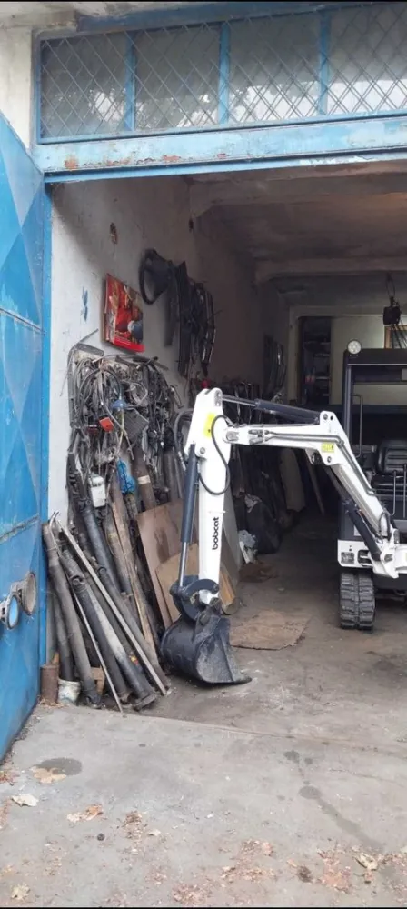 Constructie hala garaj plus teren , 300 mp, Sos. Fundeni, Stradal - Vand constructie hala garaj plus teren , suprafata totala 300 mp, Sos. Fundeni , Stradal, jumatate constructie jumatate curte. VIS-A-VIS de benzinaria LUKOIL.
Se poate folosi pt Atelier, firma, birouri, depozit, etc. Se poate amenaja interiorul si pt locuit, se poate compartimenta, are fundatie rezistenta, placa de beton, mansarda, acoperis. 
Exista bransament curent electric, , apa , canalizare, cu posibilitate bransament gaze si curent 380 chiar la poarta.. P tdetalii sunati la nr 07******84