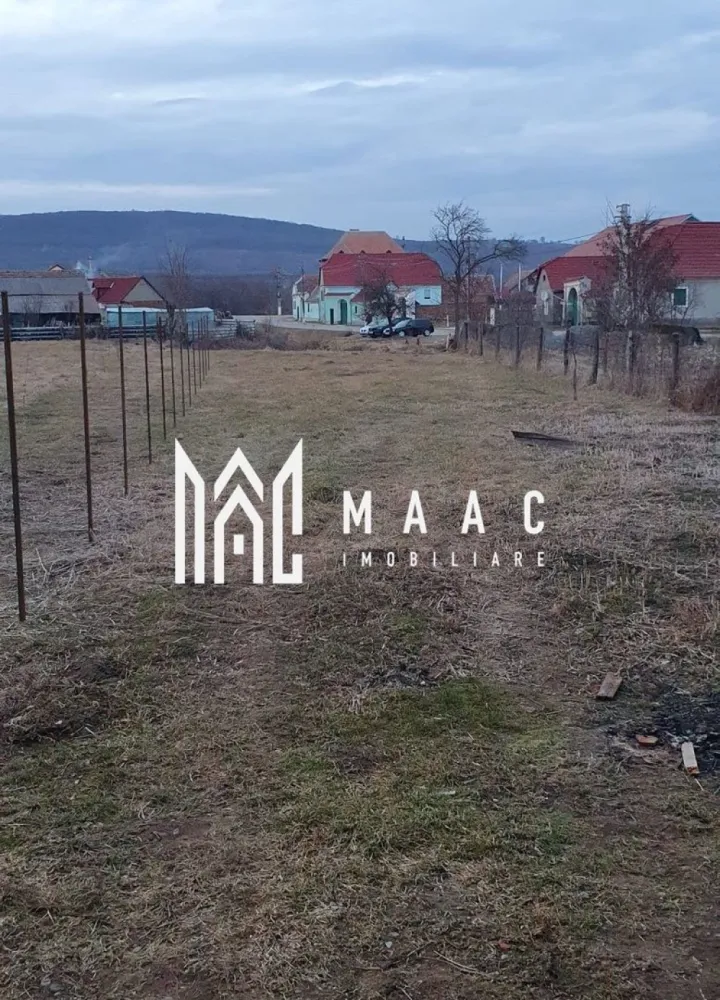 Casă Săsească Hosman | 3 camere | Teren 1076 mp - Vă prezentăm o casă fermecătoare, ideală pentru cei care caută liniștea și frumusețea vieții la țară, situată la doar 25 km de Sibiu. Această proprietate renovată recent oferă toate condițiile moderne, păstrând în același timp farmecul rustic. Caracteristici principale: Suprafață teren: 1076 mp, împărțită inteligent între curte, grădină și zone de utilitate. Compartimentare: 3 camere spațioase și luminoase. 1 bucătărie practică și bine dotată. 2 băi moderne, ideale pentru confortul familiei. Pivniță uscată, potrivită pentru depozitare. Dotări și facilități: Locuința a fost renovata recent, oferind un mediu confortabil și primitor. Apă, gaz, curent electric, fosa septica. Încălzire eficientă: Centrală termică, calorifere pe hol, sobe de teracota( necesita racordate la gaz). Anexe și exterior: Grajd și șură, cu multiple posibilități de utilizare. Garaj si spațiu in curte pentru mașini. Curte pavată, perfectă pentru relaxare și activități în aer liber. Grădină generoasa pentru cei care iubesc grădinăritul. Această proprietate este ideală pentru cei care doresc să se bucure de spațiu generos, natură și intimitate. 📞 Contactați MAAC Imobiliare pentru mai multe informații sau pentru a programa o vizionare, menționează CP2778739 !