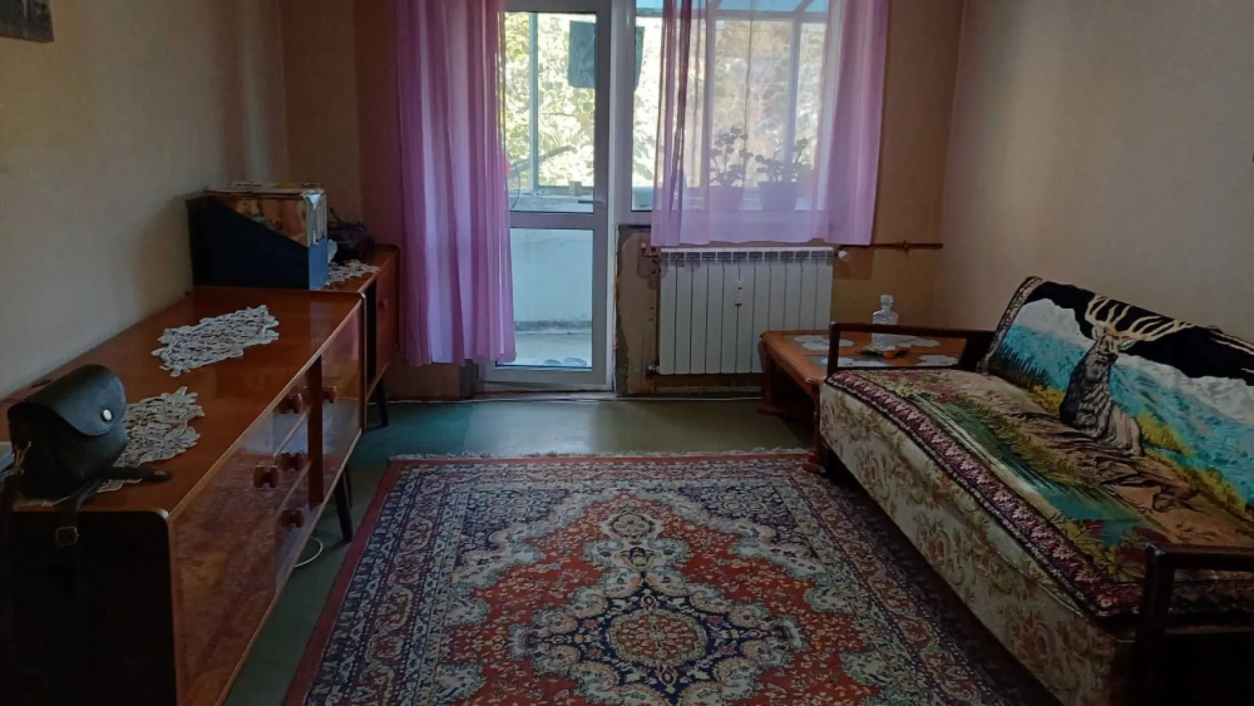 Apartament 4 camere, 2 bai - Gorjului-metrou - DIRECT PROPRIETAR - Apartamentul este semidecomandat, cu o suprafata generoasa de de 79 mp utili la care se mai adauga balconul de 6,6 mp, suprafata totala fiind de 86 mp.

Imobilul are in dotare 2 bai cu geam mare, iar in balconul are iesire din 2 camere.

Este situat la etajul 4/4, blocul fiind pozitionat in planul doi unde exista multa verdeata si liniste, fara trafic auto intens.

Imobilul necesita renovare totala cu exceptia usii de la intrare, a tamplariei de pvc si a radiatoarelor de aluminiu care au fost schimbate. Tamplaria si radiatoarele se afla inca in garantie.

Imobilul se preda exact ca in poze, are toate actele la zi pentru vanzare si este liber.

Pretul este nogociabil.