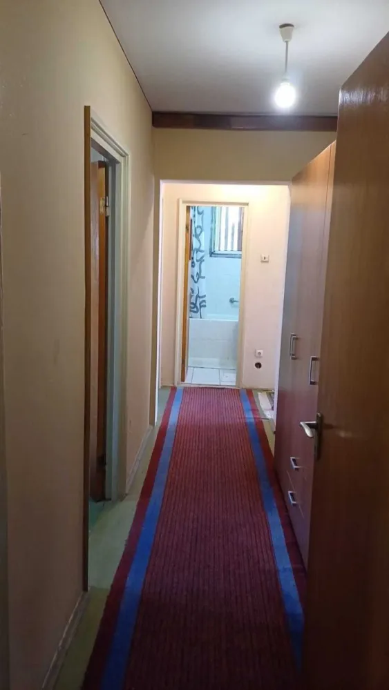 Apartament 4 camere, 2 bai - Gorjului-metrou - DIRECT PROPRIETAR - Apartamentul este semidecomandat, cu o suprafata generoasa de de 79 mp utili la care se mai adauga balconul de 6,6 mp, suprafata totala fiind de 86 mp.

Imobilul are in dotare 2 bai cu geam mare, iar in balconul are iesire din 2 camere.

Este situat la etajul 4/4, blocul fiind pozitionat in planul doi unde exista multa verdeata si liniste, fara trafic auto intens.

Imobilul necesita renovare totala cu exceptia usii de la intrare, a tamplariei de pvc si a radiatoarelor de aluminiu care au fost schimbate. Tamplaria si radiatoarele se afla inca in garantie.

Imobilul se preda exact ca in poze, are toate actele la zi pentru vanzare si este liber.

Pretul este nogociabil.