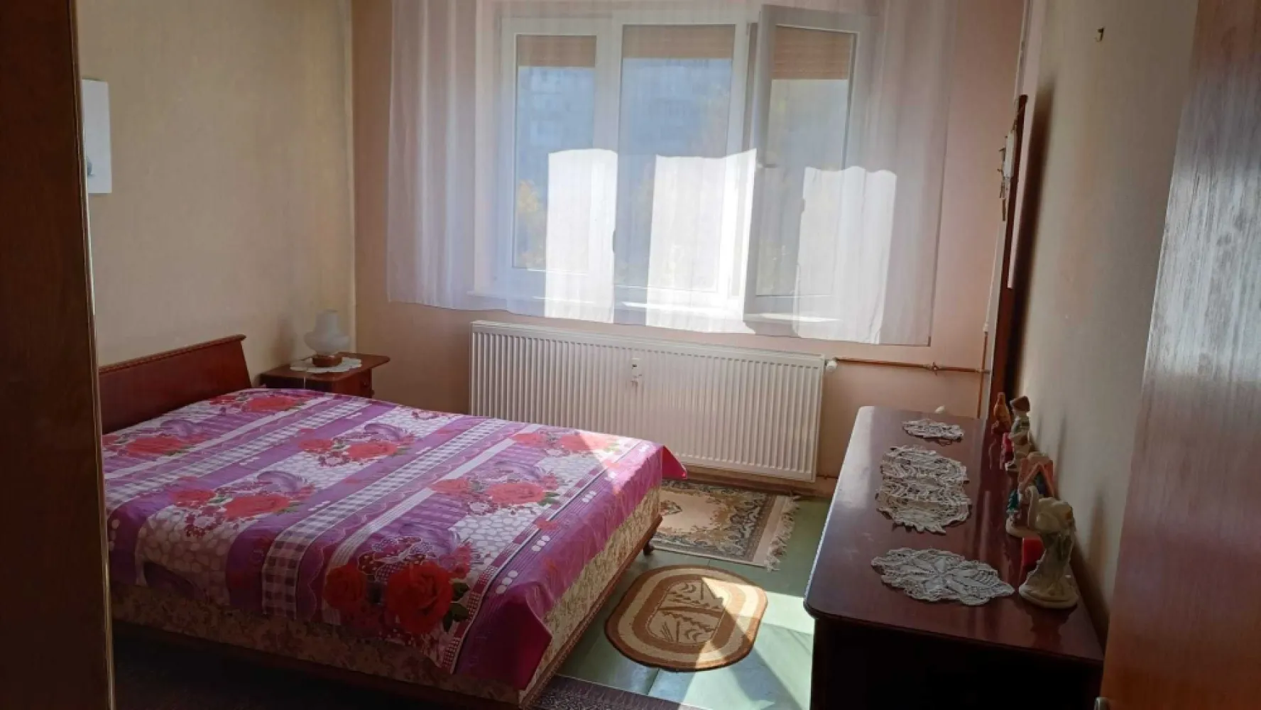 Apartament 4 camere, 2 bai - Gorjului-metrou - DIRECT PROPRIETAR - Apartamentul este semidecomandat, cu o suprafata generoasa de de 79 mp utili la care se mai adauga balconul de 6,6 mp, suprafata totala fiind de 86 mp.

Imobilul are in dotare 2 bai cu geam mare, iar in balconul are iesire din 2 camere.

Este situat la etajul 4/4, blocul fiind pozitionat in planul doi unde exista multa verdeata si liniste, fara trafic auto intens.

Imobilul necesita renovare totala cu exceptia usii de la intrare, a tamplariei de pvc si a radiatoarelor de aluminiu care au fost schimbate. Tamplaria si radiatoarele se afla inca in garantie.

Imobilul se preda exact ca in poze, are toate actele la zi pentru vanzare si este liber.

Pretul este nogociabil.