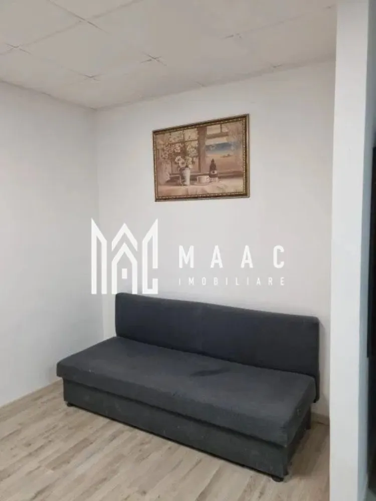 Garsonieră | Parter | Posibilitate de extindere | Ștefan cel Mare - Maac Imobiliare prezintă spre vânzare o garsonieră situată pe strada Ștefan cel Mare, în cartierul Broscărie din Sibiu, amplasată într-o construcție edificată după anul 2000.

Proprietatea se află la parter și dispune de o suprafață utilă de aproximativ 22 mp. Un avantaj major îl constituie posibilitatea reală de extindere, existând spațiu și structură pentru construirea unei camere suplimentare la etaj, chiar și a unei băi — aspect ce transformă această ofertă într-o excelentă oportunitate de investiție, fie pentru locuire proprie, fie pentru închiriere.

Puncte forte:

Construcție după anul 2000

Zonă liniștită, cu acces facil către mijloace de transport și magazine

Parter – ideal pentru locuire sau activitate comercială

Posibilitate de extindere

Proprietatea este în prezent închiriată cu suma de 250 euro/lună, cu posibilitate de preluare a chiriașului, oferind astfel un randament imediat pentru investitori.
Deși necesită unele îmbunătățiri, potențialul este uriaș, iar zona se află într-o continuă dezvoltare.

Pentru mai multe informații și programări la vizionare, vă rugăm să menționați ID anunț: CP2778209.