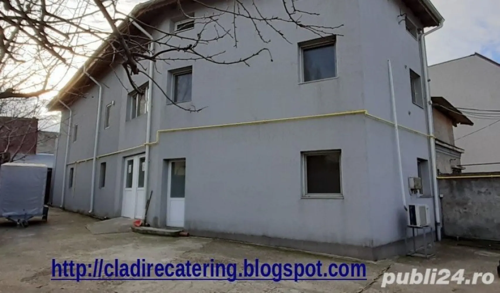vanzare cladire catering laborator cofetarie bucatarie - Proprietarul va propune spre vanzare o cladire multifunctionala de 465 mp, în apropriere de stadionul Giulesti. Edificata in anul 2006 cu simt de raspundere, nu pentru a fi vanduta, regimul de inaltime P+1E+M, pe teren in suprafata de 403 mp, deschidere la strada de 14 m amprenta la sol de 155 mp, curte betonata in suprafata de 200 mp.
Locația este pretabila pentru bucătăria catering, laborator cofetarie, service echipamente, birouri, magazin online, etc. 
Compartimentare interioara:
La parter : Recepție, vestiare personal, baie, grup sanitar, spatii de producție depozitare 
La etaj 1: Birou, bucătărie, baie, spatii de producție depozitare camera frigorifica
La etaj 2 : Dormitoare, baie, spatii tehnice,
Anexa : Spațiu tehnic depozitare grup sanitar
Total : 493 mp
Dotari cladire: tensiune 220V -380V, canal-apa, gaze, fibra optica , sistem de supraveghere, incalzire centralizata cu doua centrale și boiler cu acumulare de 120 l, aer condiționat , rafturi marfa, separator grăsimi, lift marfa, camera congelare 50 mc, instalatie frigorifica pentru camera frigorifica suplimentara , hote cu tubulatura exterioara, 4 cai de acces, etc.
Sistem constructiv: Cadre de beton armat zidarie caramida Porotherm și structura metalica termoizolatie 10 cm polistiren . Sarpanta de Lindab cu ferestre Velux. Tamplarie pvc cu geam termopan. Placari interioare cu Rigips . Pardoseala epoxi, gresie, parchet.
Curtea proprietatii are 220 mp, poarta acces de 6 m , pot fi parcate 3 auto în curte și 3 la strada. 

Avantaje: Accesul rapid la locatie din orice parte a orasului Bucuresti, pentru angajati, colaboratori, clienti, cu mijloacele de transport in comun. Spatiul este multifunctional, avand toate facilitatile desfasurarii unei activitati complete, inclusiv birouri sau locuinta la etaj si spatiu productie la parter.  

Vecinatati: Stadionul Giulesti (600m), Podul Grant (850m), Pasajul Basarab (400m), Metrou Crangasi (950m) Tramvai 11, 44 (200m) Tramvai 41 Autobuz 162,163,178 (900m) etc.