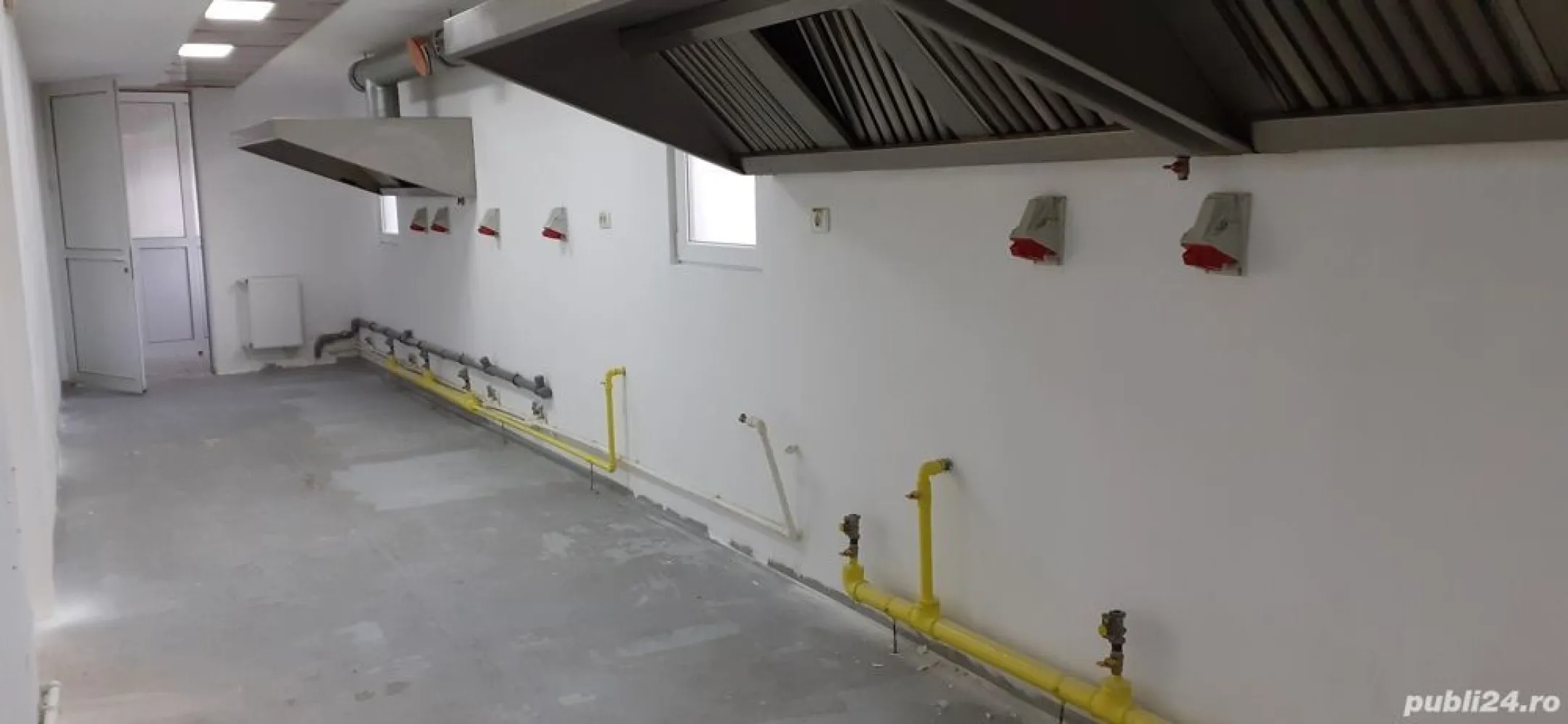 vanzare cladire catering laborator cofetarie bucatarie - Proprietarul va propune spre vanzare o cladire multifunctionala de 465 mp, în apropriere de stadionul Giulesti. Edificata in anul 2006 cu simt de raspundere, nu pentru a fi vanduta, regimul de inaltime P+1E+M, pe teren in suprafata de 403 mp, deschidere la strada de 14 m amprenta la sol de 155 mp, curte betonata in suprafata de 200 mp.
Locația este pretabila pentru bucătăria catering, laborator cofetarie, service echipamente, birouri, magazin online, etc. 
Compartimentare interioara:
La parter : Recepție, vestiare personal, baie, grup sanitar, spatii de producție depozitare 
La etaj 1: Birou, bucătărie, baie, spatii de producție depozitare camera frigorifica
La etaj 2 : Dormitoare, baie, spatii tehnice,
Anexa : Spațiu tehnic depozitare grup sanitar
Total : 493 mp
Dotari cladire: tensiune 220V -380V, canal-apa, gaze, fibra optica , sistem de supraveghere, incalzire centralizata cu doua centrale și boiler cu acumulare de 120 l, aer condiționat , rafturi marfa, separator grăsimi, lift marfa, camera congelare 50 mc, instalatie frigorifica pentru camera frigorifica suplimentara , hote cu tubulatura exterioara, 4 cai de acces, etc.
Sistem constructiv: Cadre de beton armat zidarie caramida Porotherm și structura metalica termoizolatie 10 cm polistiren . Sarpanta de Lindab cu ferestre Velux. Tamplarie pvc cu geam termopan. Placari interioare cu Rigips . Pardoseala epoxi, gresie, parchet.
Curtea proprietatii are 220 mp, poarta acces de 6 m , pot fi parcate 3 auto în curte și 3 la strada. 

Avantaje: Accesul rapid la locatie din orice parte a orasului Bucuresti, pentru angajati, colaboratori, clienti, cu mijloacele de transport in comun. Spatiul este multifunctional, avand toate facilitatile desfasurarii unei activitati complete, inclusiv birouri sau locuinta la etaj si spatiu productie la parter.  

Vecinatati: Stadionul Giulesti (600m), Podul Grant (850m), Pasajul Basarab (400m), Metrou Crangasi (950m) Tramvai 11, 44 (200m) Tramvai 41 Autobuz 162,163,178 (900m) etc.